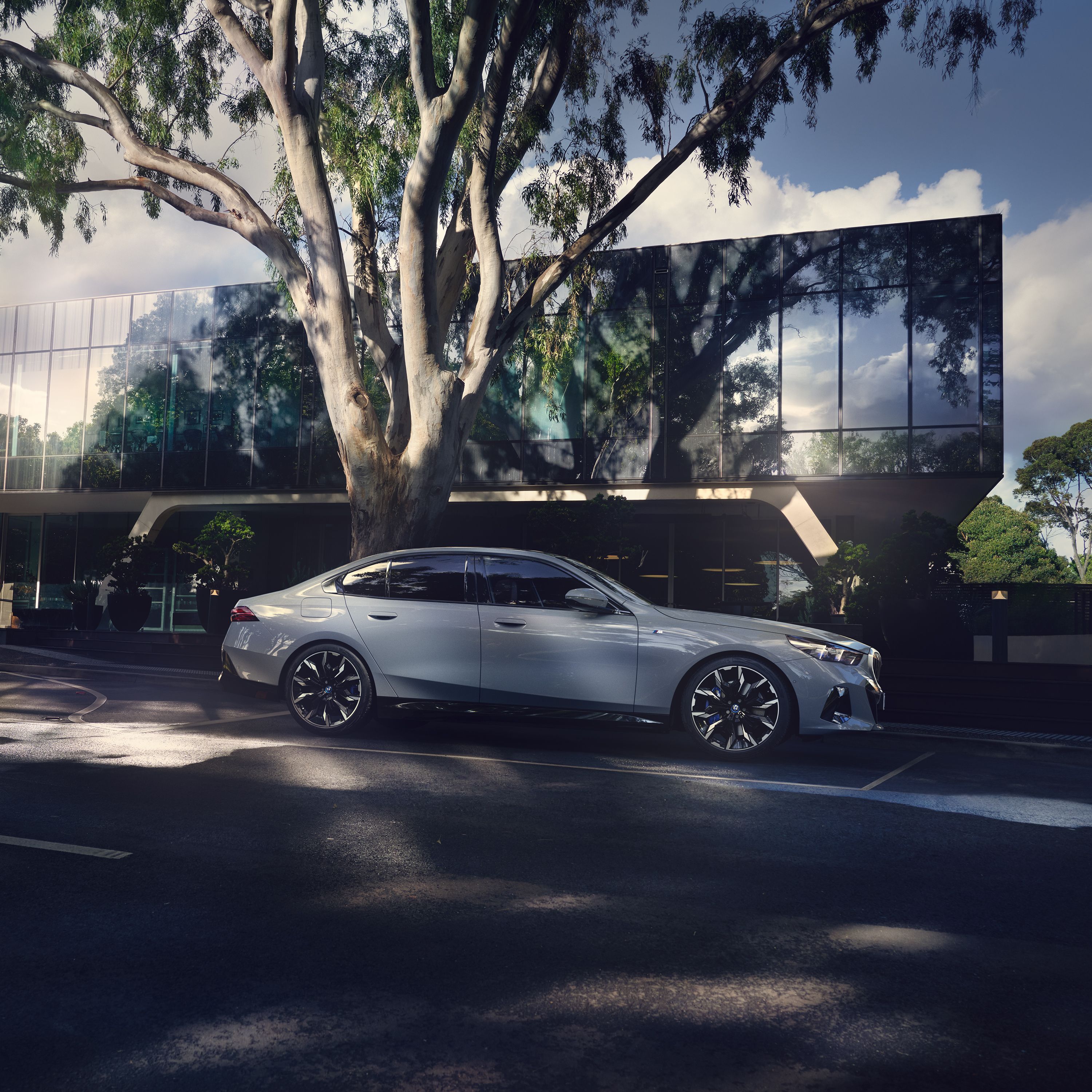 BMW i5 geparkt vor einem Finanzinstitut