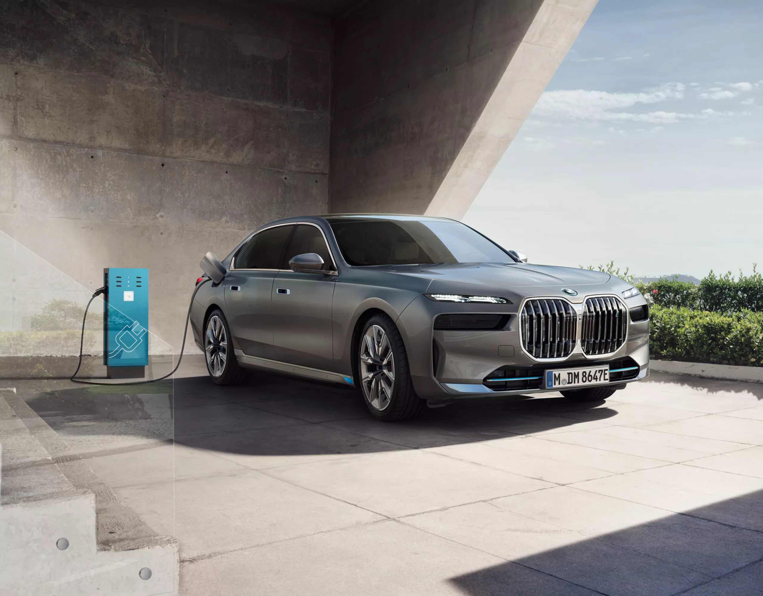 充電ステーションで充電中のBMW i7