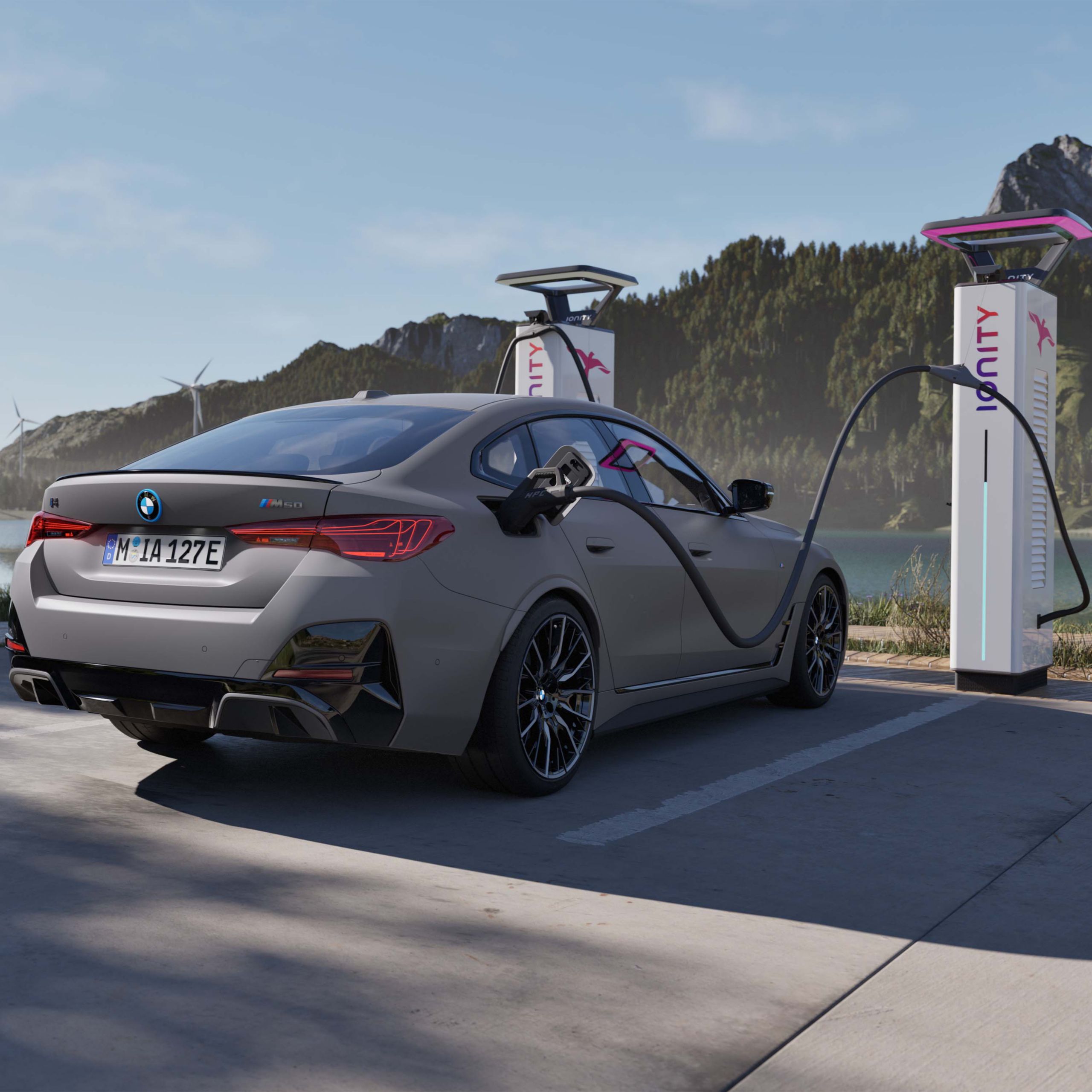 Twee personen bekijken de routeplanning op het Control Display 