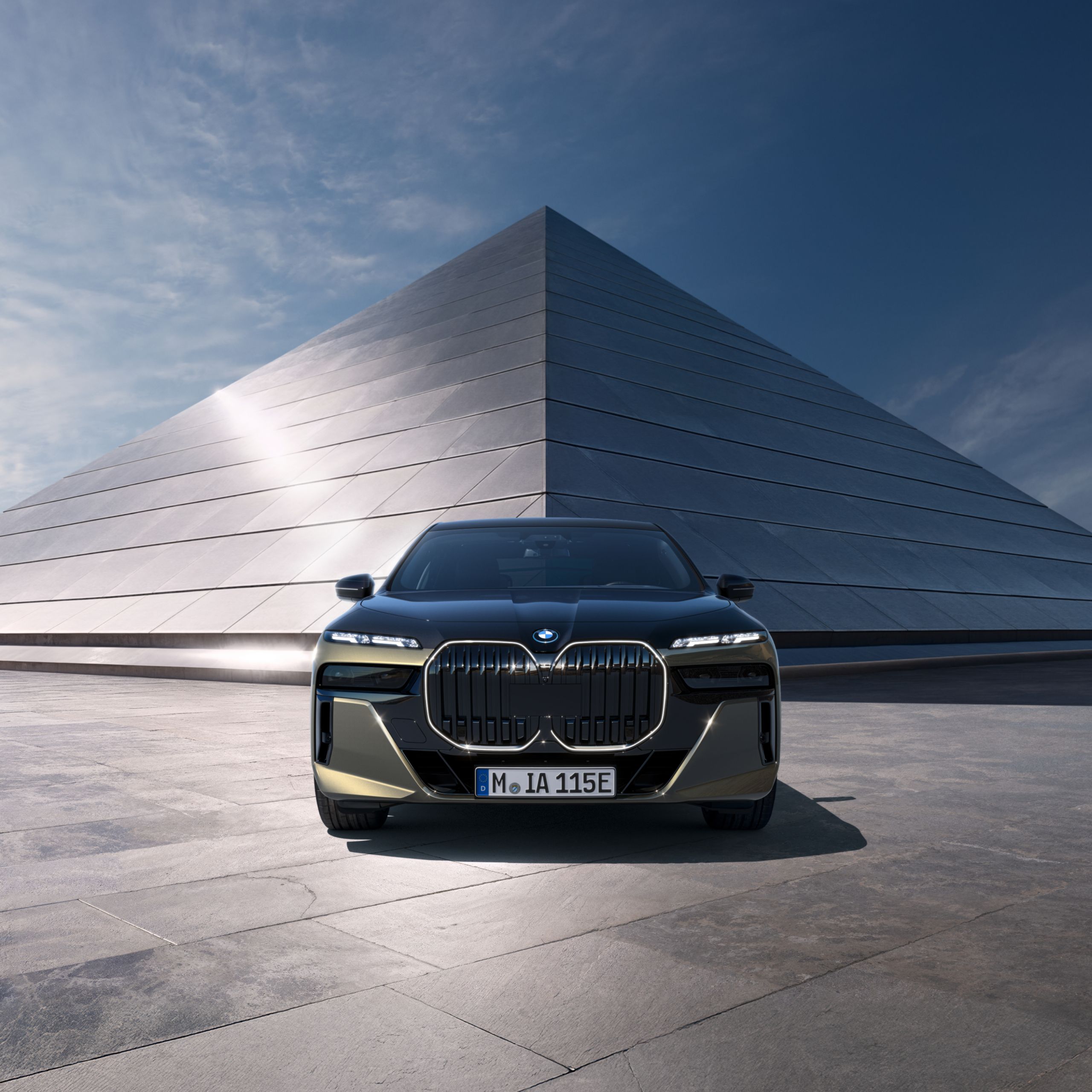 Avant d’une BMW Série 7 Berline, revêtue d’une finition BMW Individual