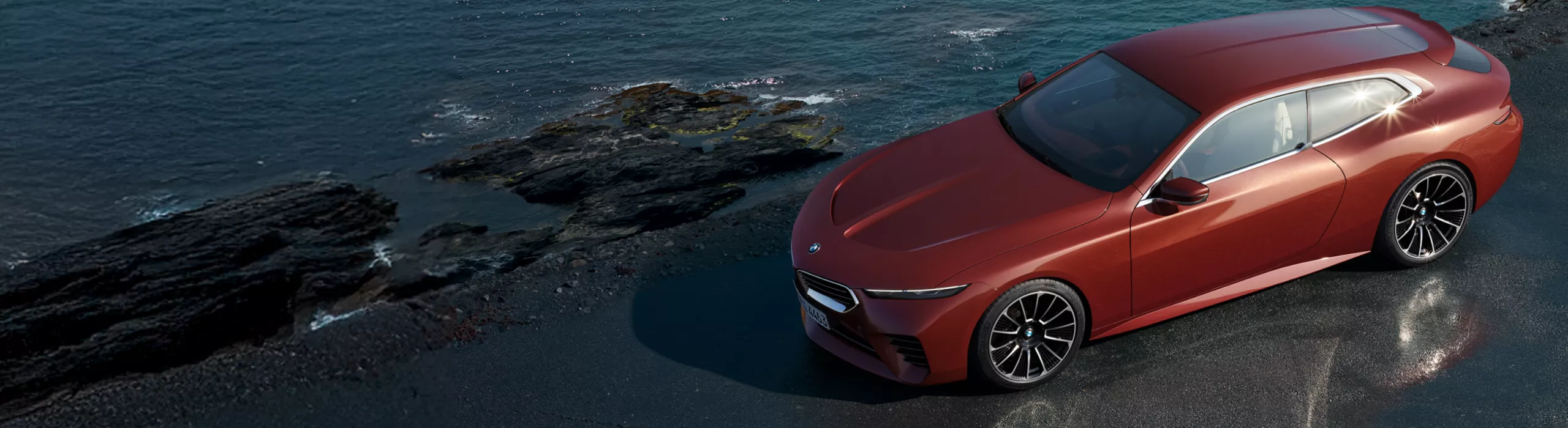BMW Speedtop je zaparkované na pobřežní silnici, slunce se odráží v oknech 