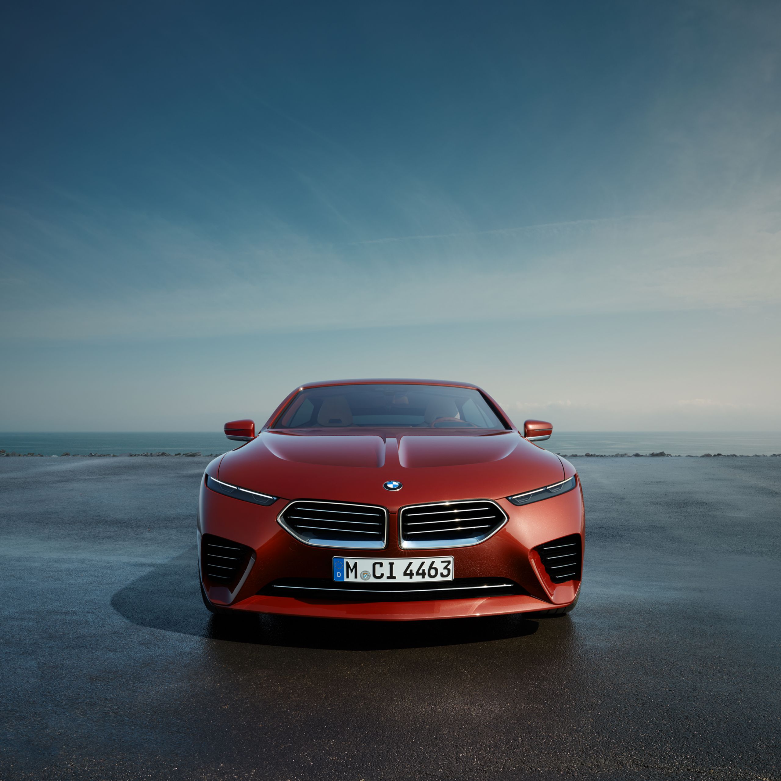 Vue de face de la BMW Concept Speedtop dans un parking sur la côte
