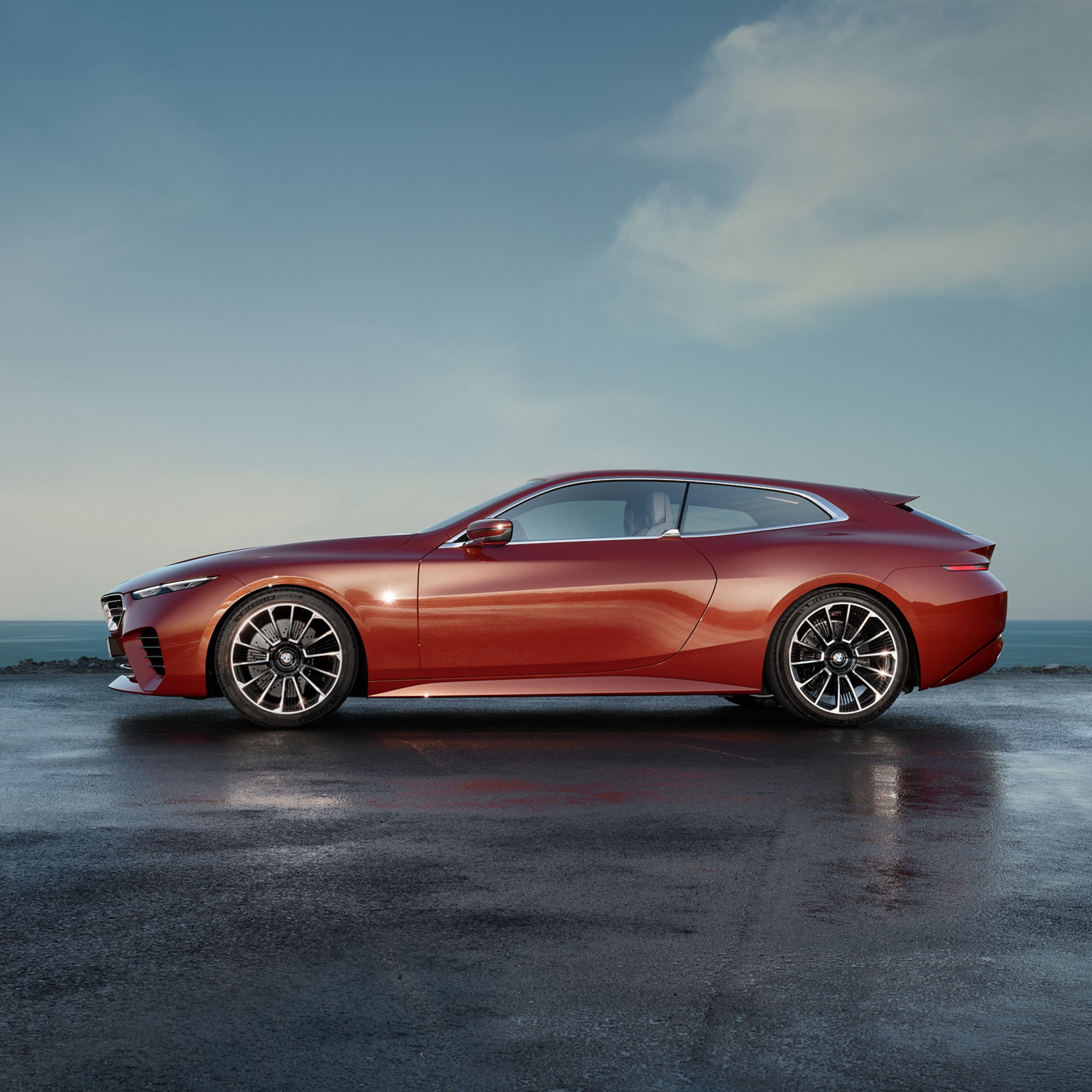 La BMW Concept Speedtop est présentée dans une perspective latérale basse, ce qui accentue sa forme athlétique 