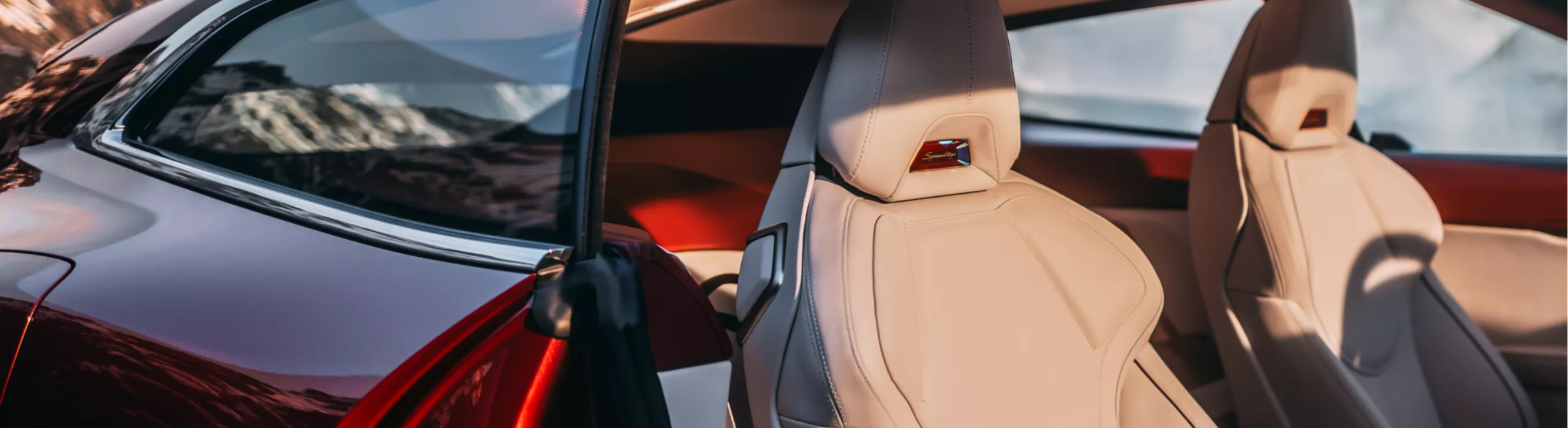 Perspective from the co-driver door of the BMW Speedtop towards the illuminated headlining