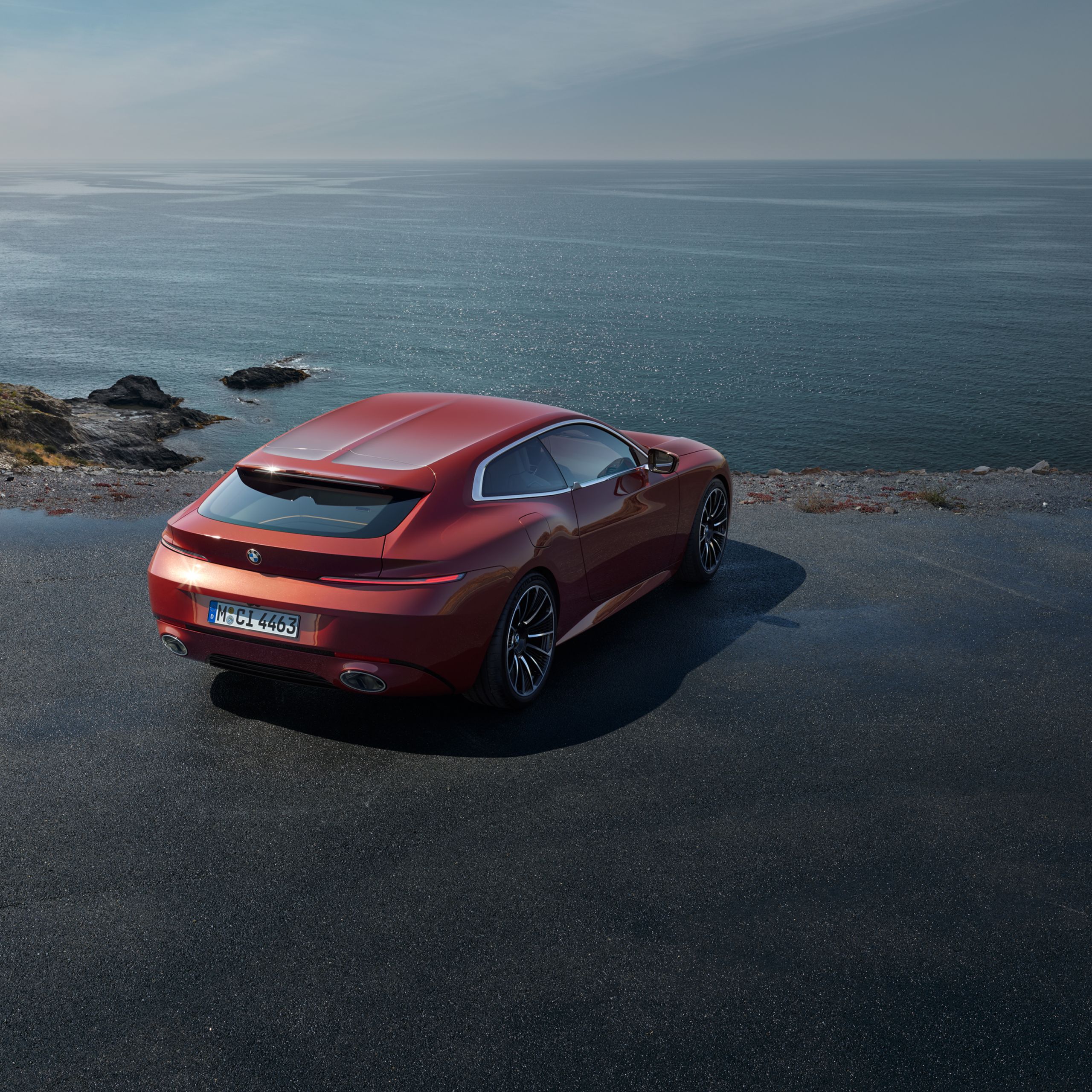 Vue arrière extérieure de la BMW Concept Speedtop lorsque le véhicule est garé face à la côte