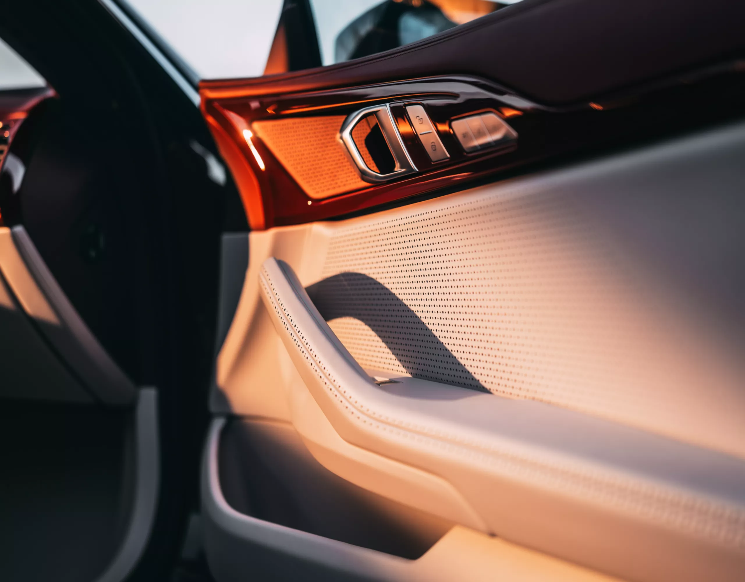 Detailní vyobrazení vzoru perforace koženého čalounění uvnitř BMW Speedtop