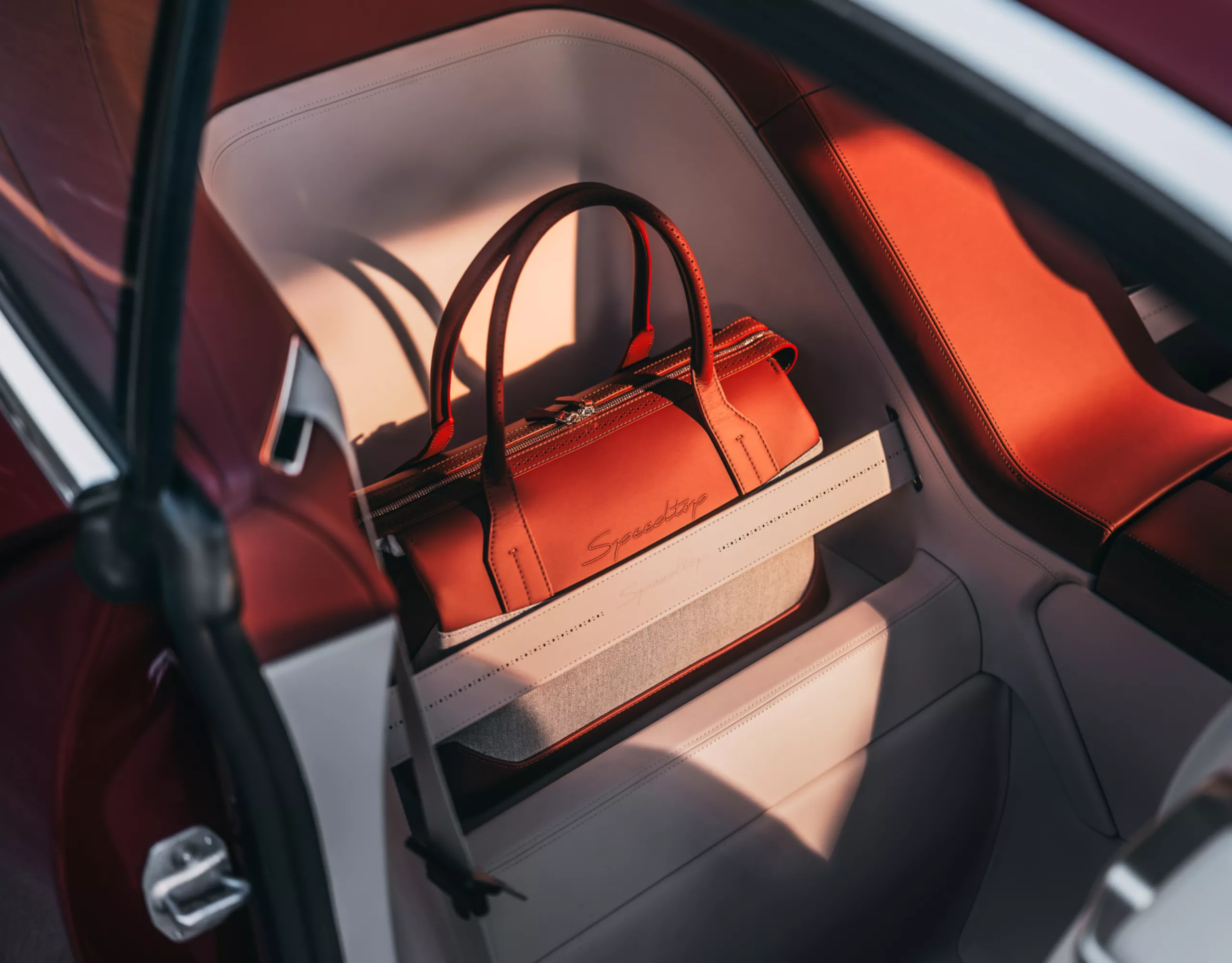 Detailed depiction of the stowage area oft he BMW Speedtop and a deposited hand bag