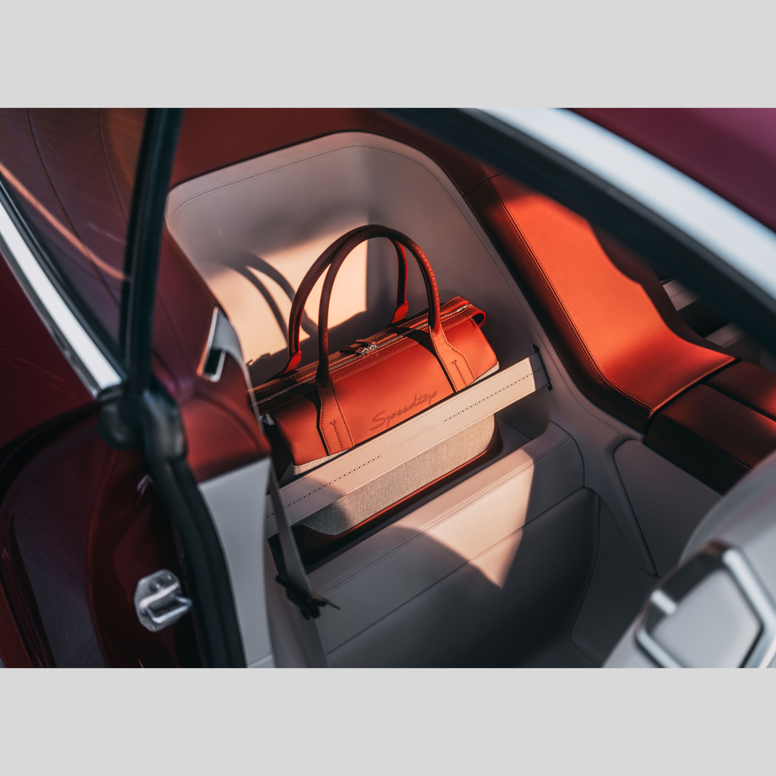 Vue rapprochée de l'espace de rangement de la BMW Concept Speedtop et d'un sac à main