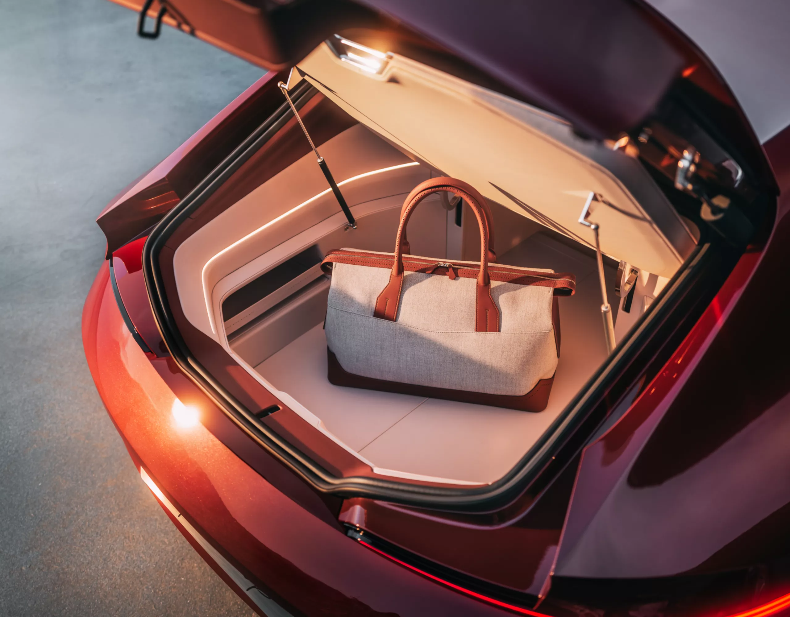 Detailed depiction of the luggage compartment of the BMW Speedtop with a large bag inside it