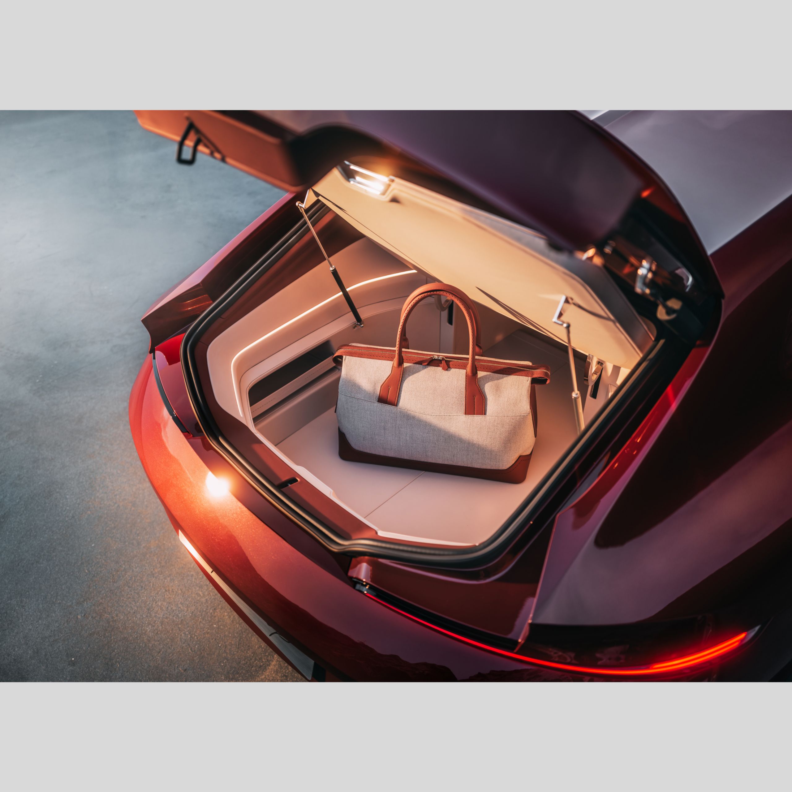 Vue rapprochée du coffre à bagages de la BMW Concept Speedtop avec un grand sac