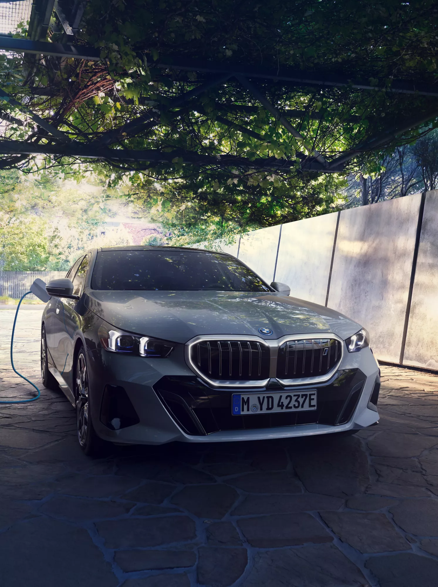 BMW i5 lädt an einer Wallbox