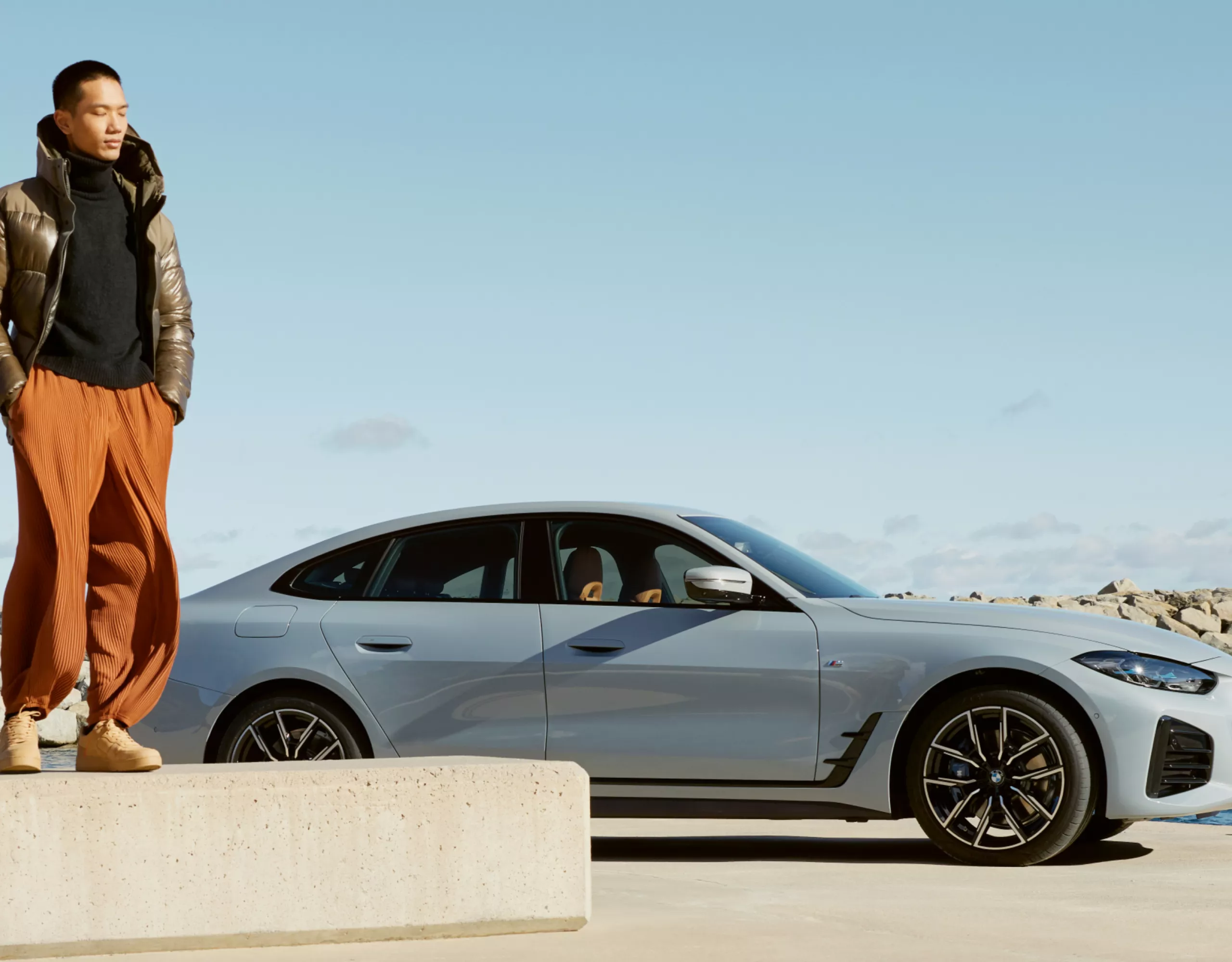 BMW Serenity BMW devant un décor estival avec modèle