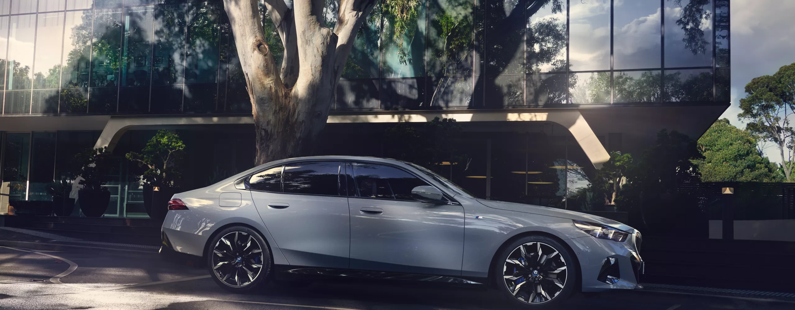 BMW i5 geparkt vor einem Finanzinstitut
