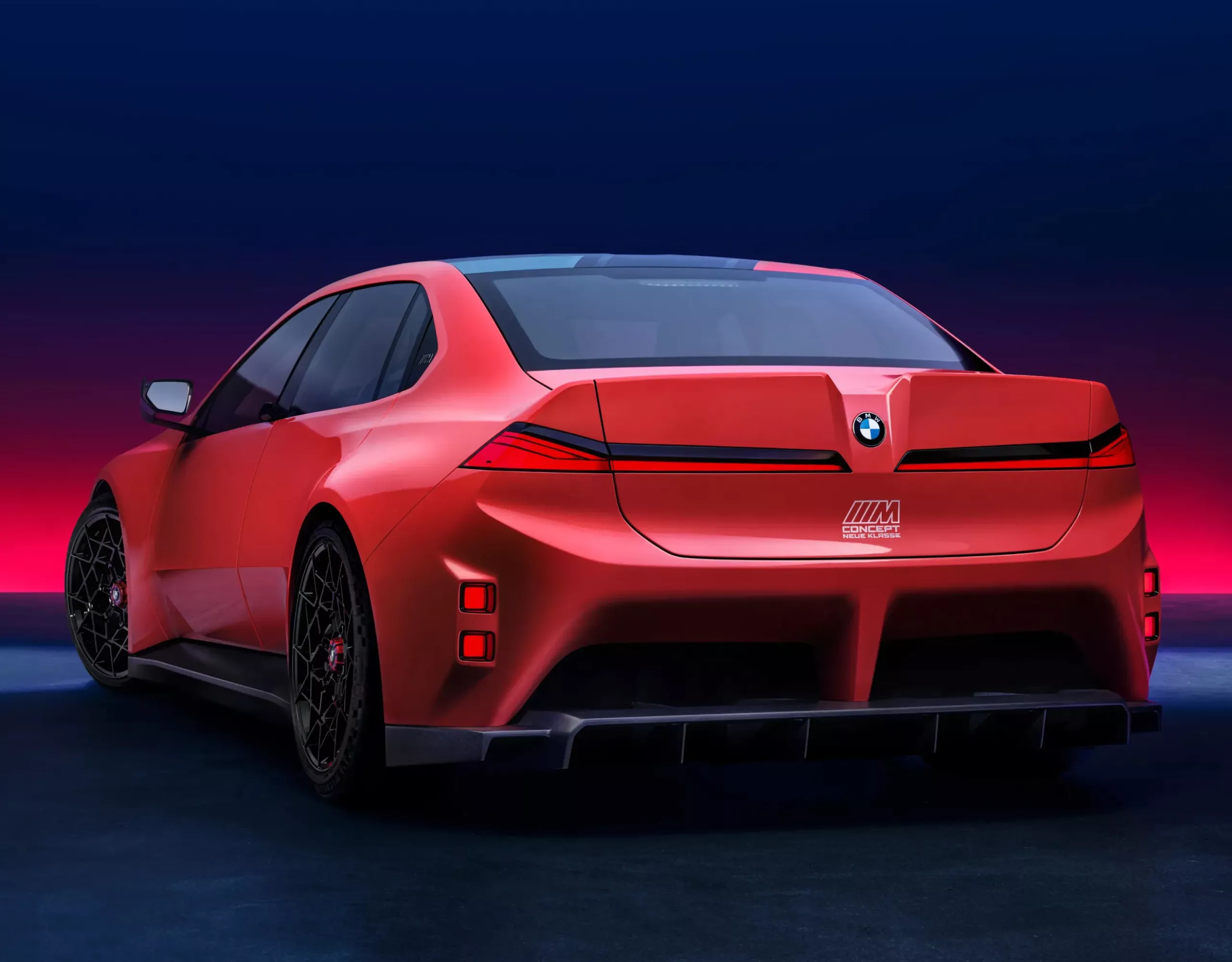 A BMW M Concept Neue Klasse hátsó része diffúzorral és versenyvilágítással.