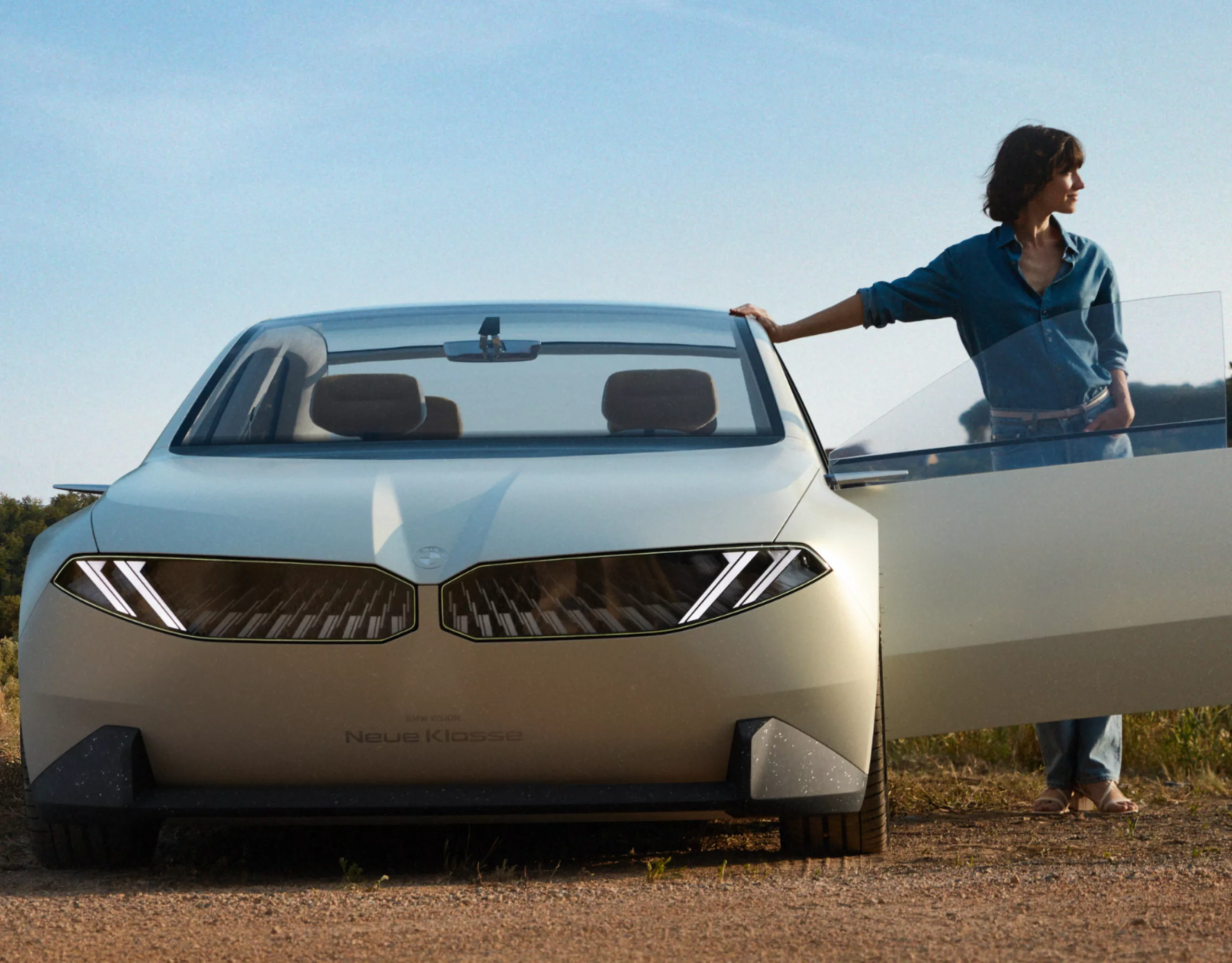  BMW Vision Neue Klasse carro conceito 2023, exterior, vista frontal, estacionamento no deserto, porta aberta, com mulher