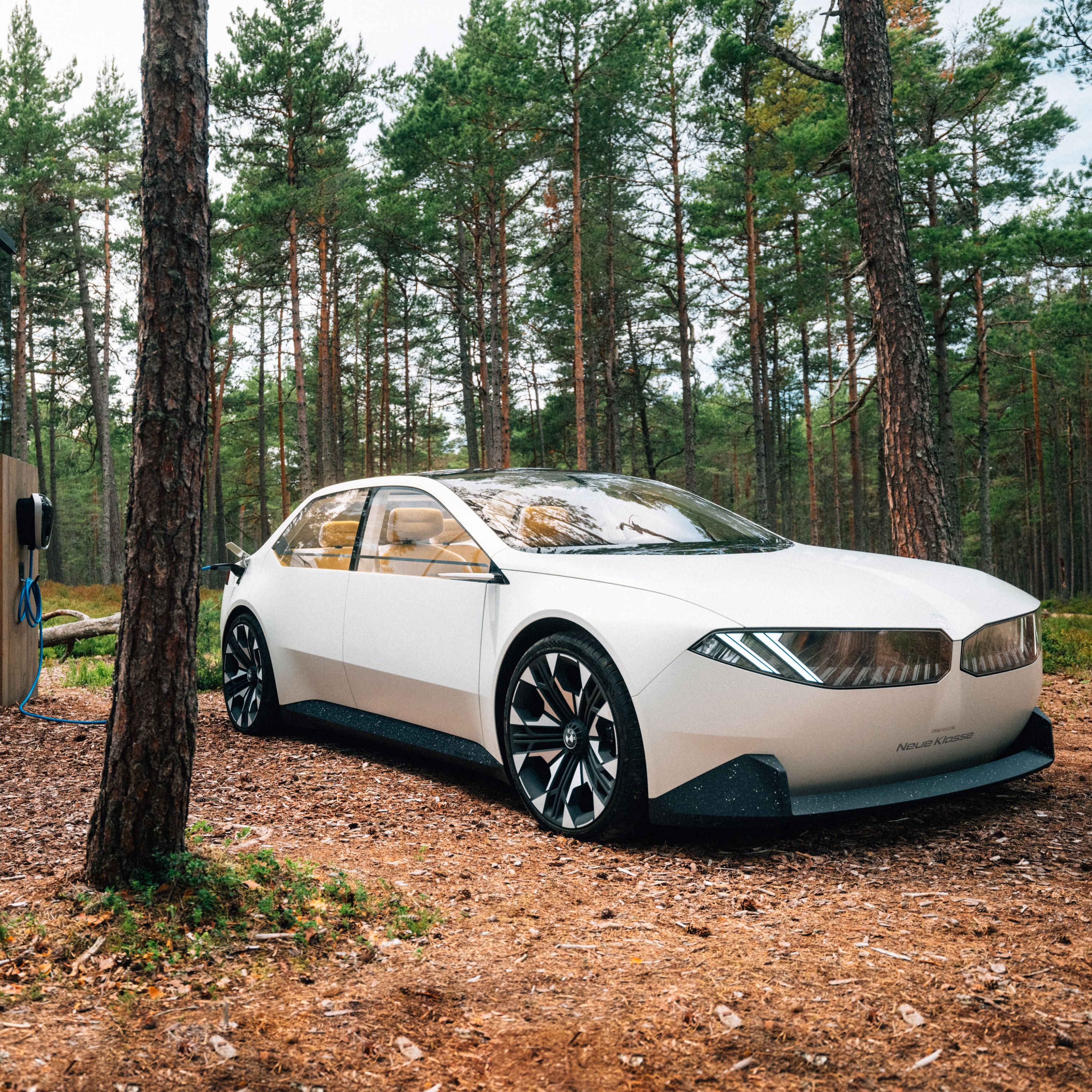 BMW Vision Neue Klasse, konceptni avtomobil, 2023, zunanjost, dvotretjinski stranski pogled, vožnja v gozdu