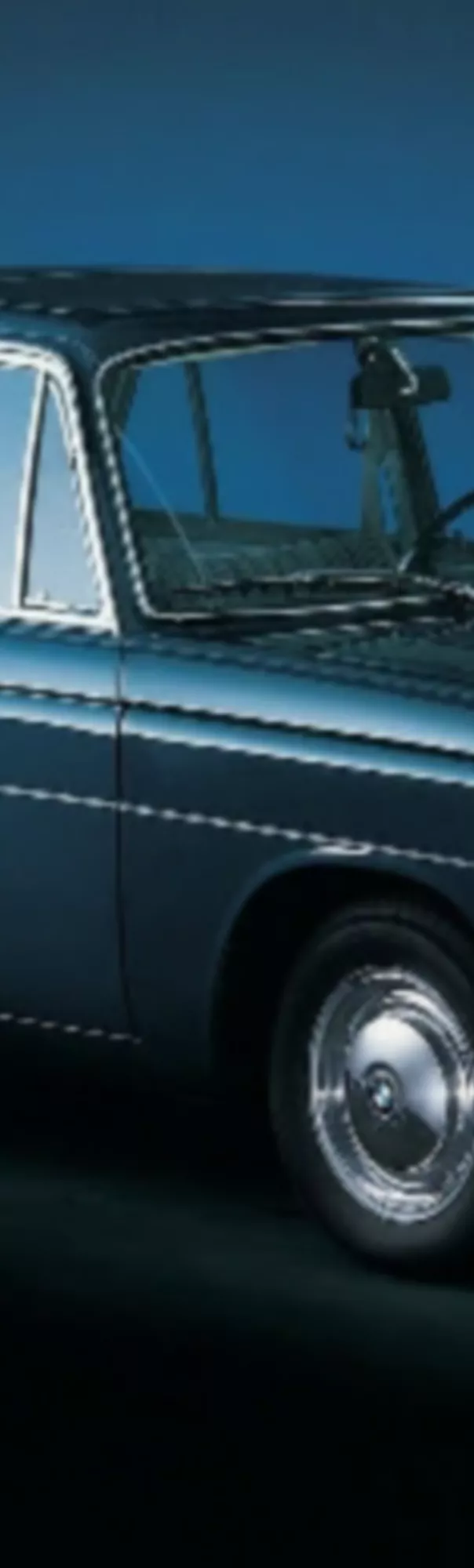 En mörkblå BMW 1500 Neue Klasse sett från sidan
