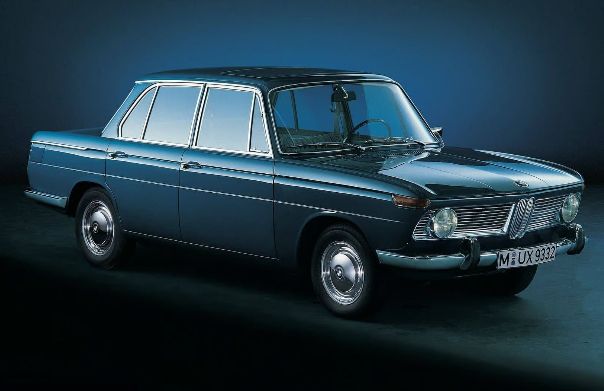 En mörkblå BMW 1500 Neue Klasse sett från sidan