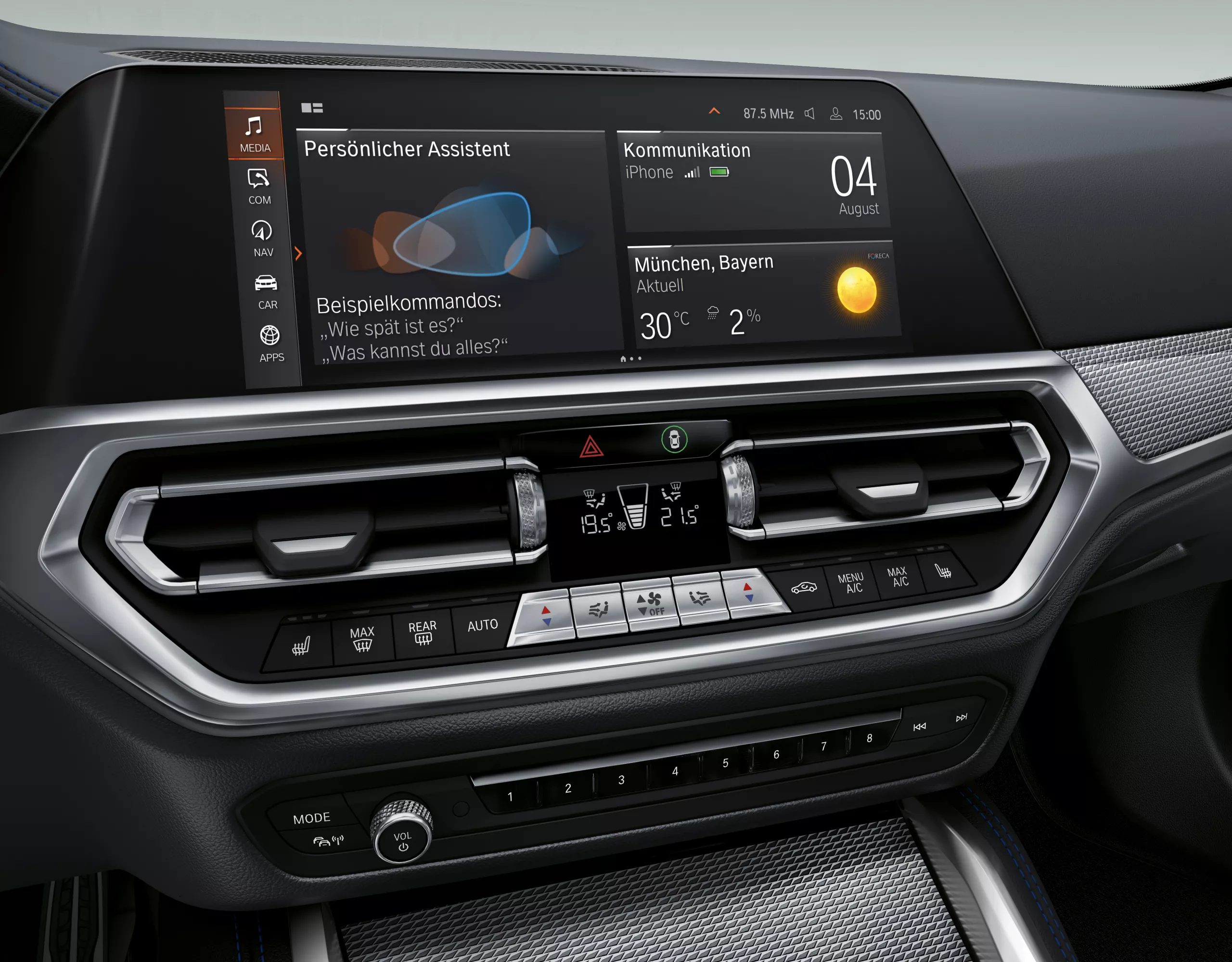 BMW Fahrzeuginterieur mit zentralem Display, darunter Klimaeinstellungen und Navigationshinweise