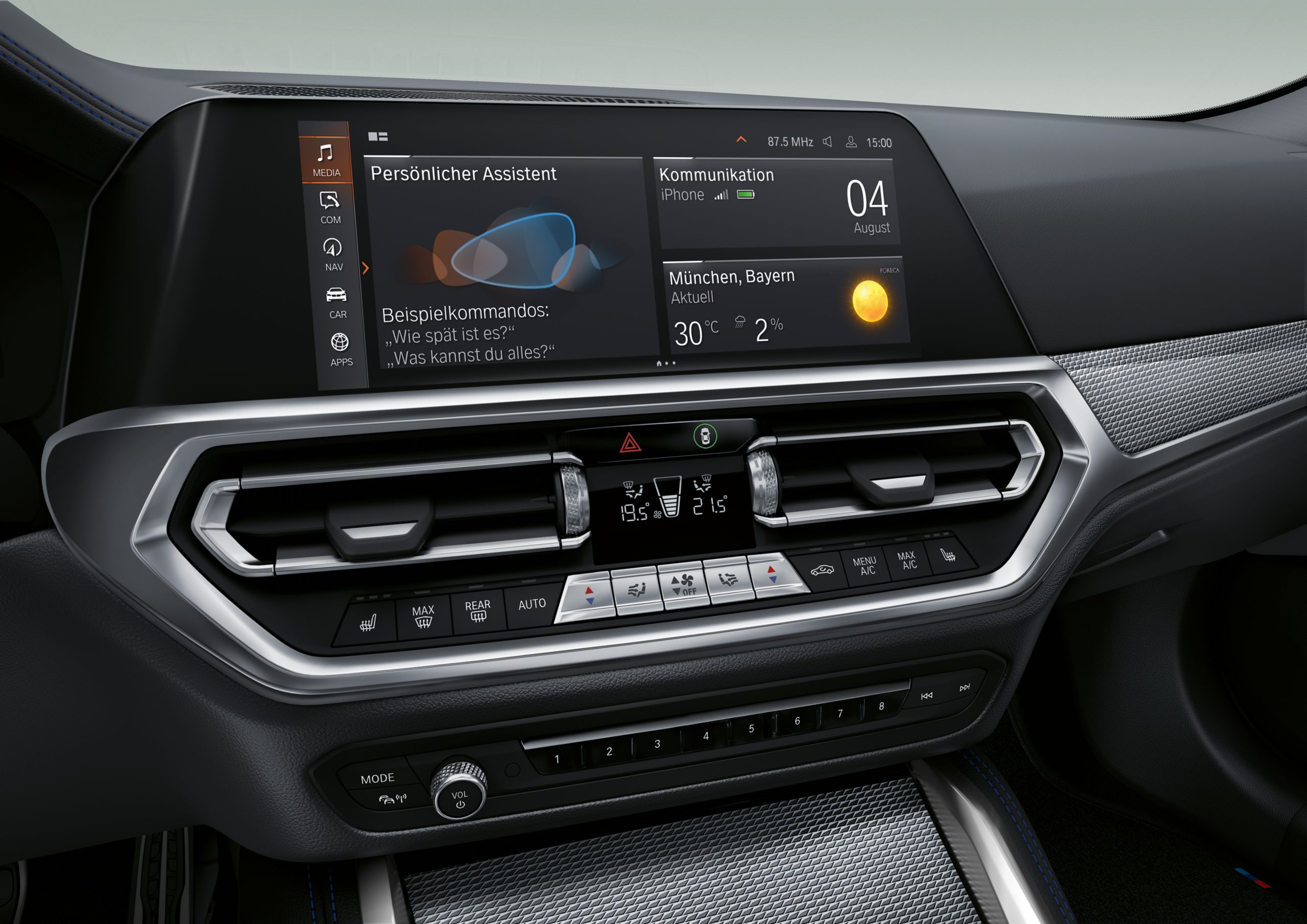 BMW Fahrzeuginterieur mit zentralem Display, darunter Klimaeinstellungen und Navigationshinweise