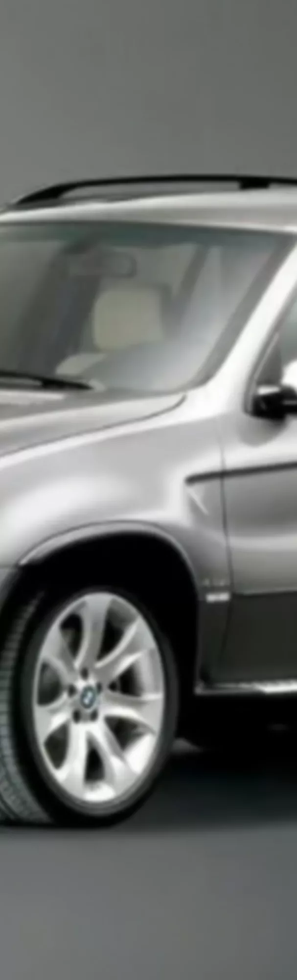 En grå BMW X5 sett från sidan