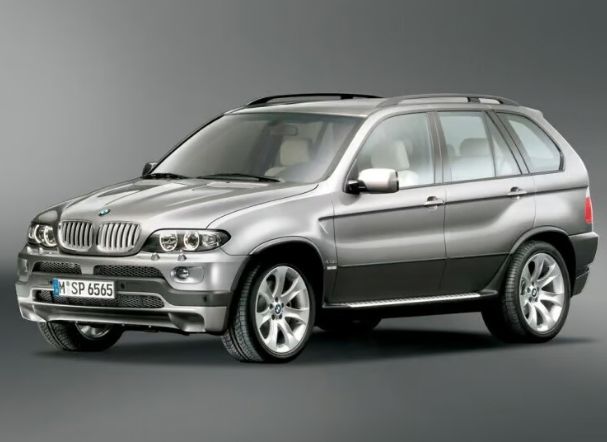En grå BMW X5 sett från sidan