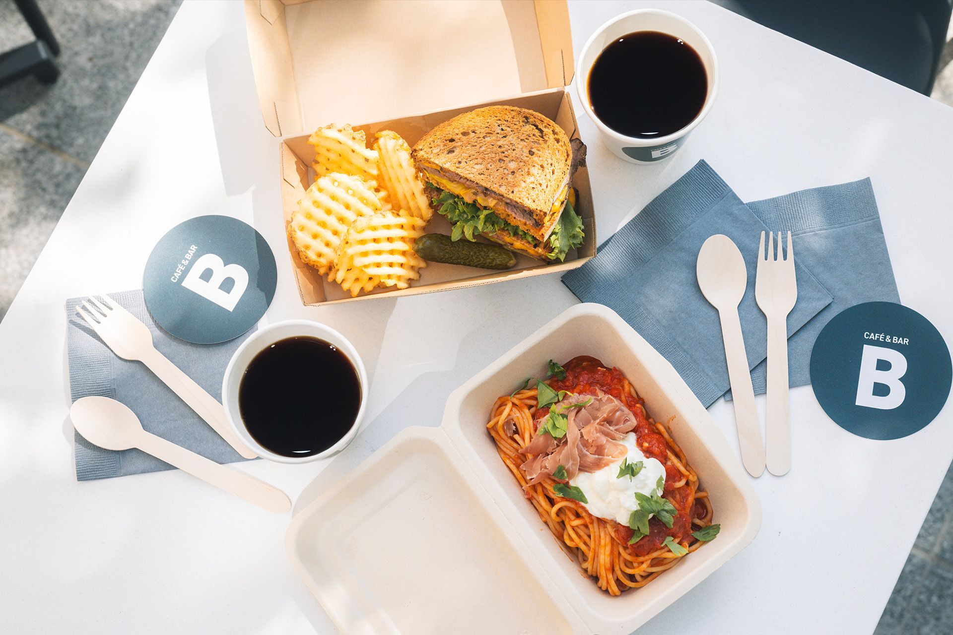 CAFÉ & BAR B​