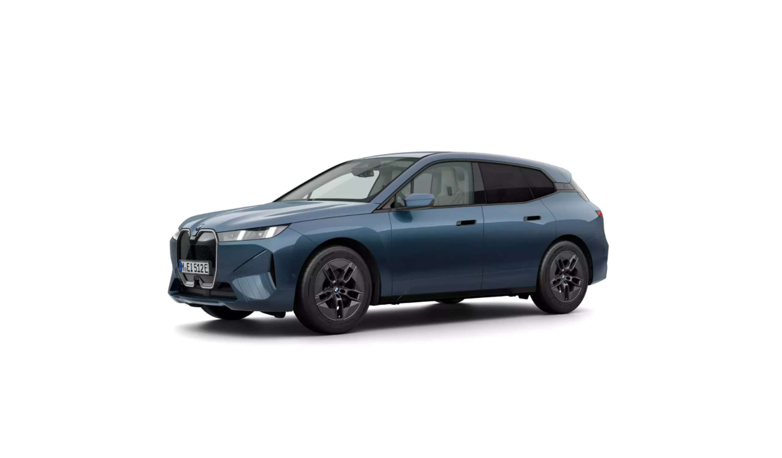 En blå BMW iX xDrive60 Charged Edition sedd från sidan