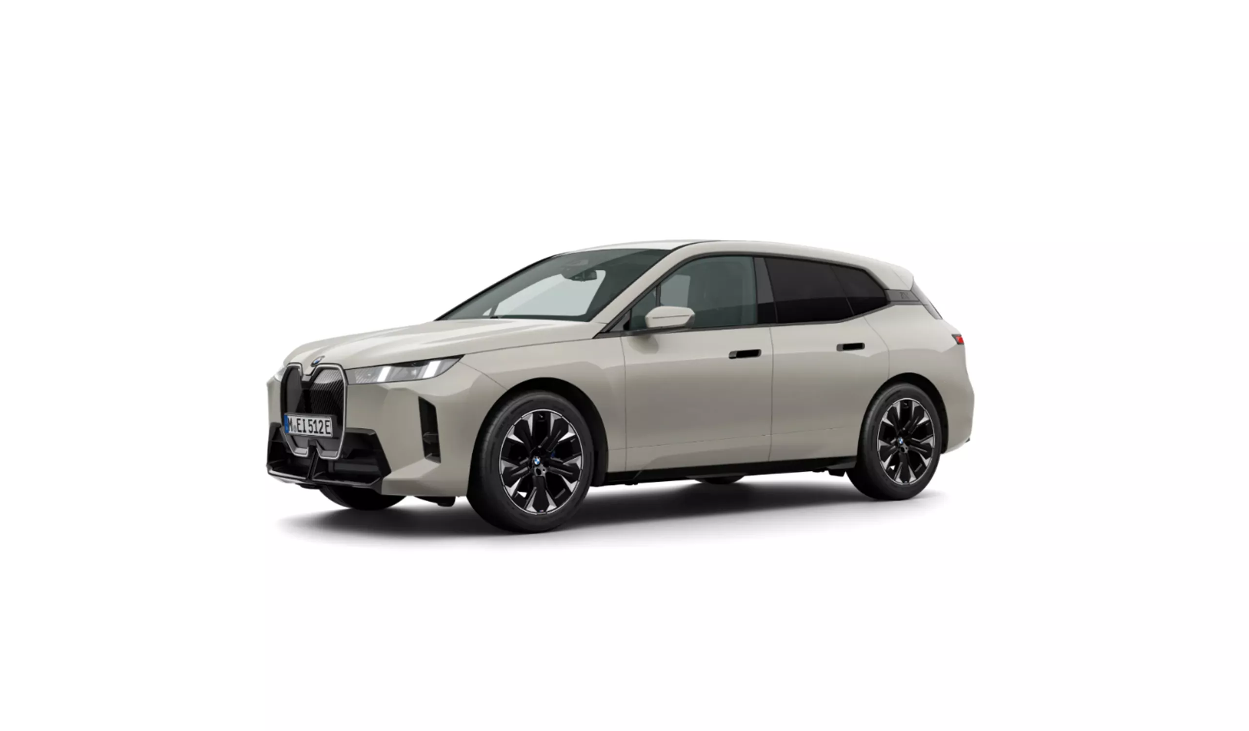 En beige BMW iX xDrive60 Charged M Sport Edition sedd från sidan
