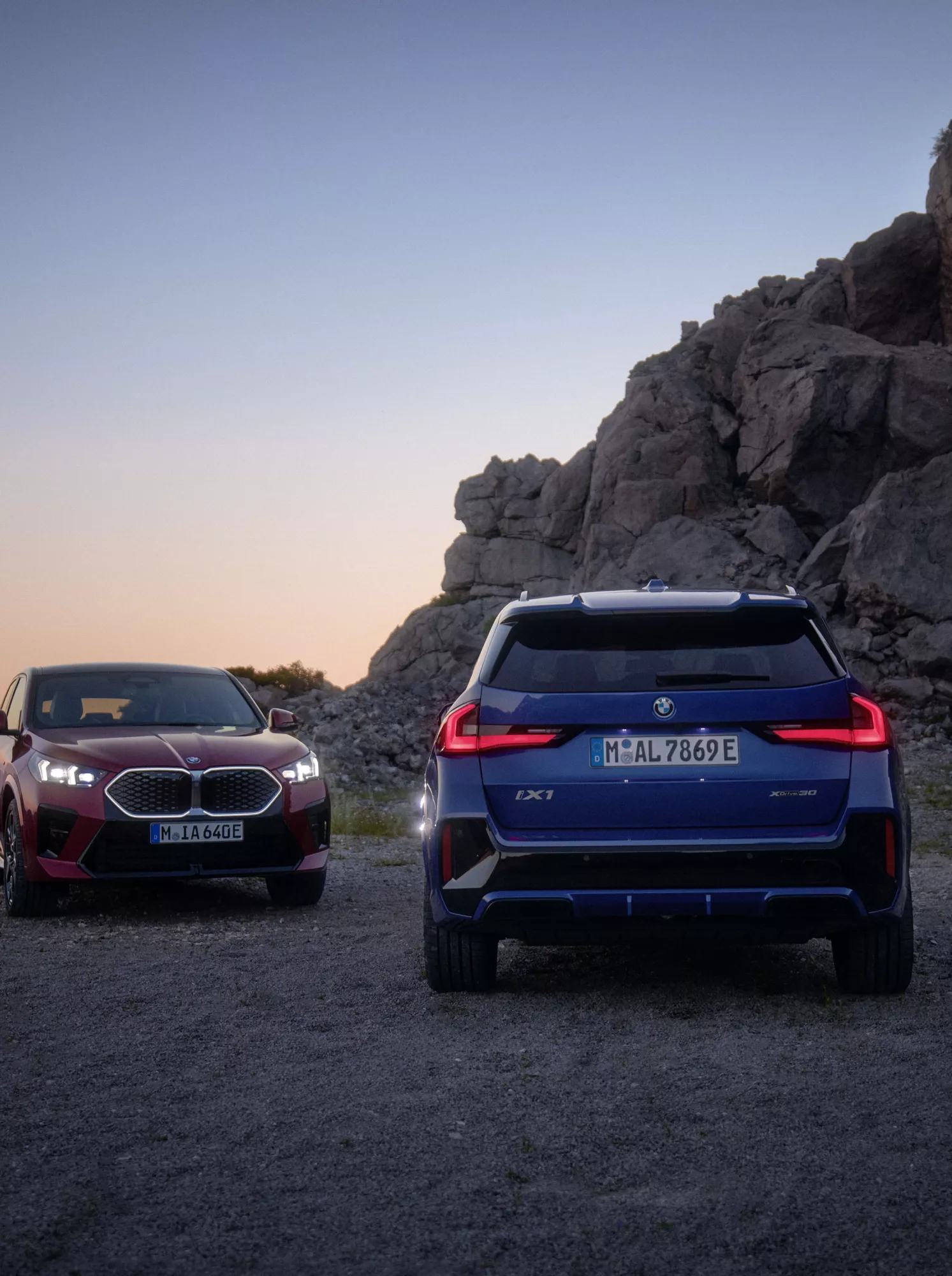 Dos vehículos BMW circulando por una carretera junto a un paisaje costero