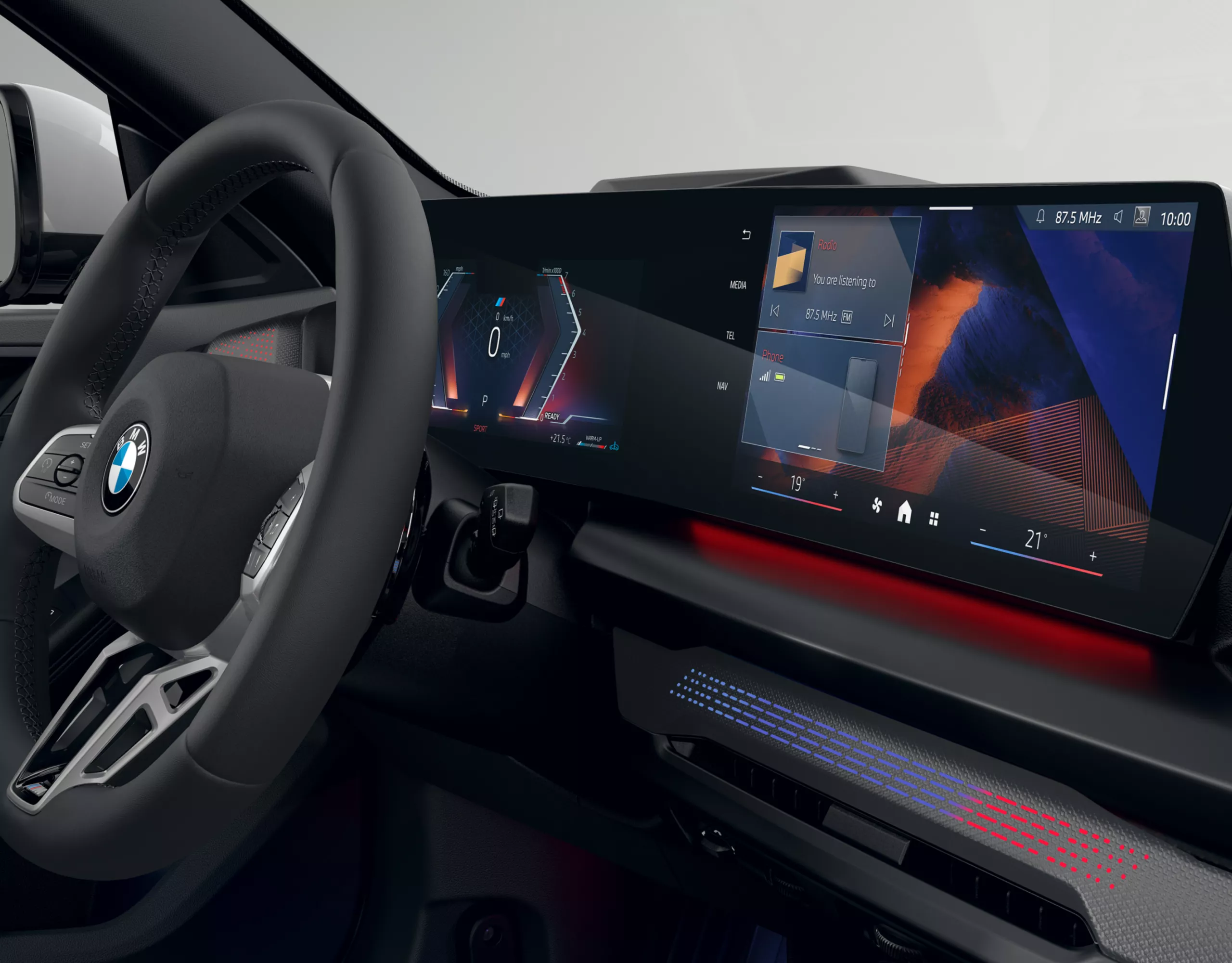 Ecrã curvo com o BMW Operating System 9.0, que apresenta informações sobre o veículo, reprodução de multimédia e estado do ar condicionado
