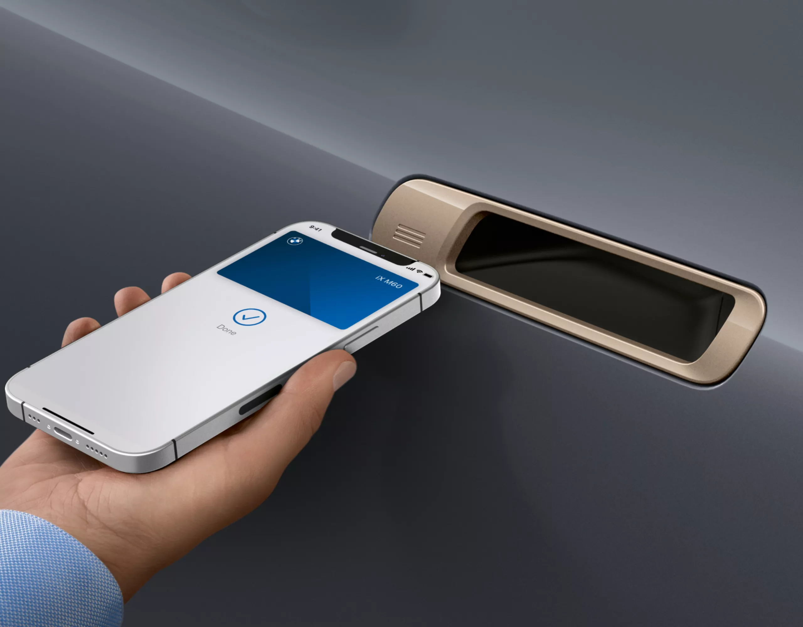 스마트폰의 BMW 디지털 키로 잠금이 해제되는 BMW
