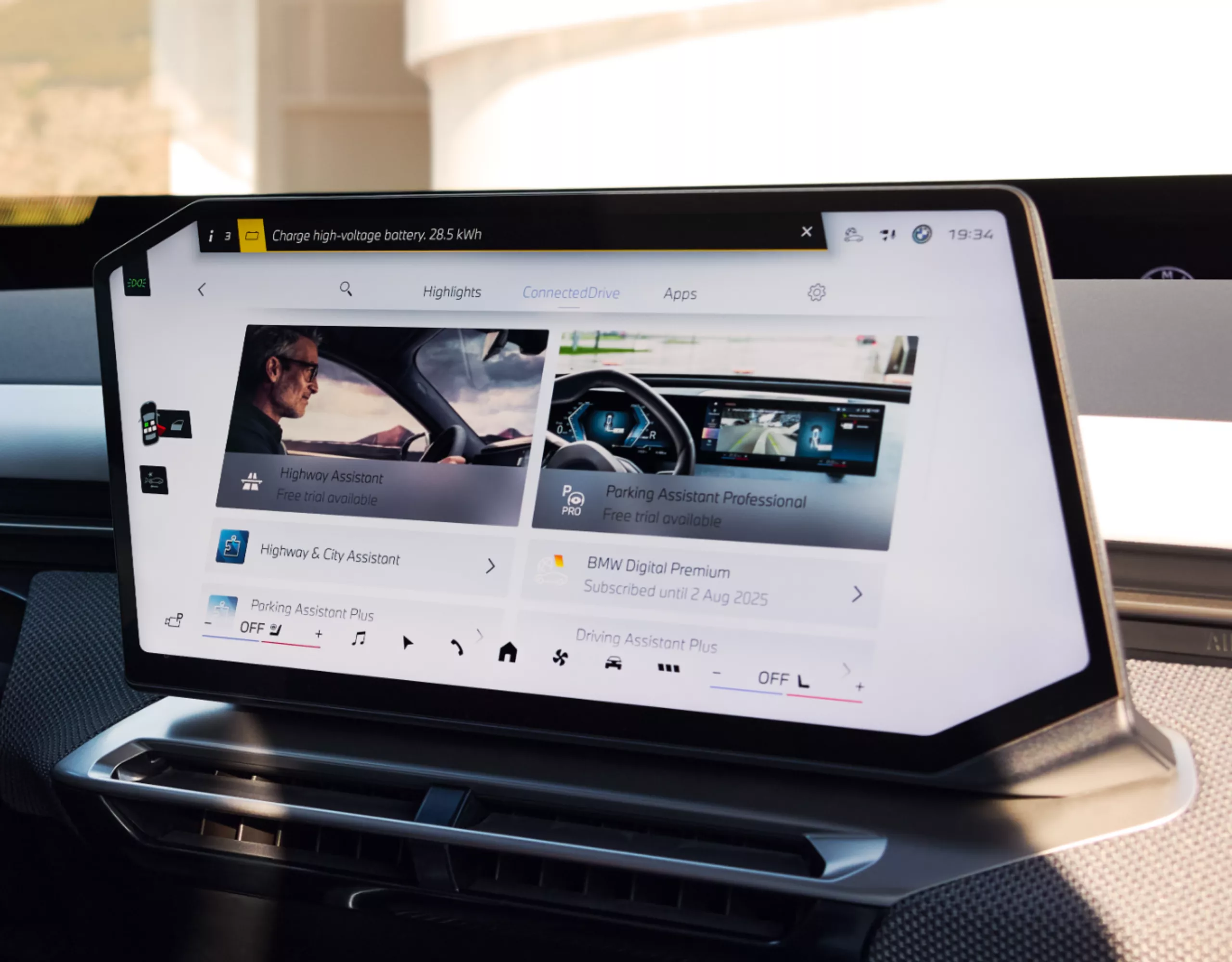 Verschiedene nachbuchbare Angebote des ConnectedDrive Stores werden im zentralen Informationsdisplay dargestellt