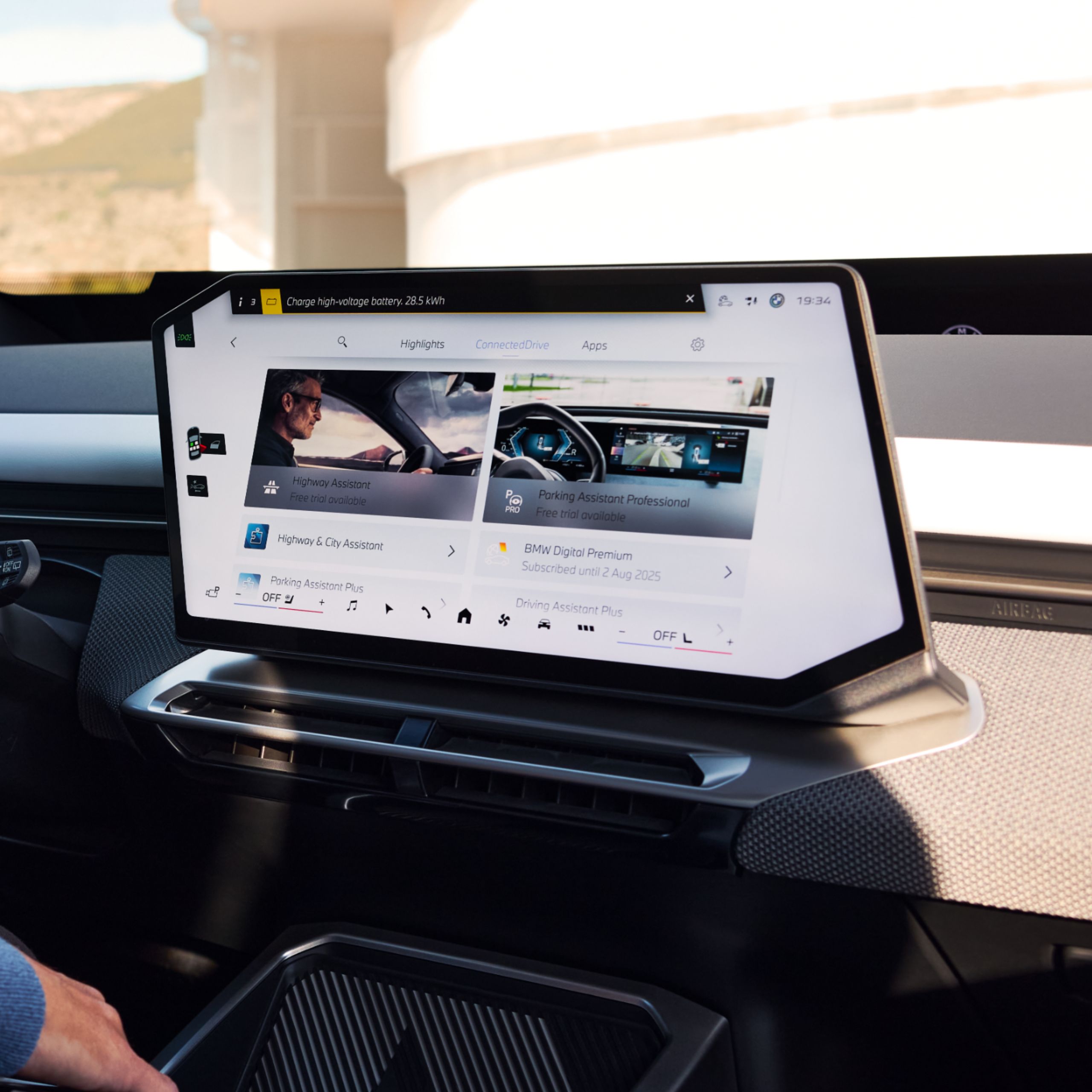 Centriniame informacijos ekrane pateikiami įvairūs ConnectedDrive parduotuvės pasiūlymai