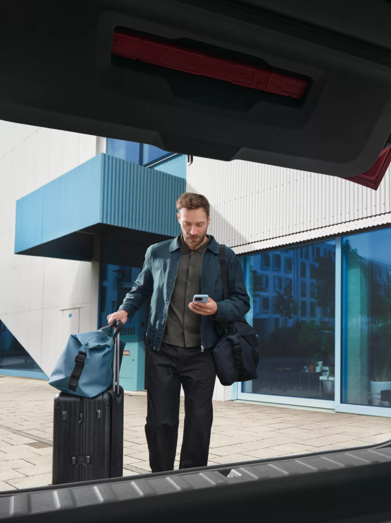 Muž otevírá zavazadlový prostor svého BMW klíčem BMW Digital Key
