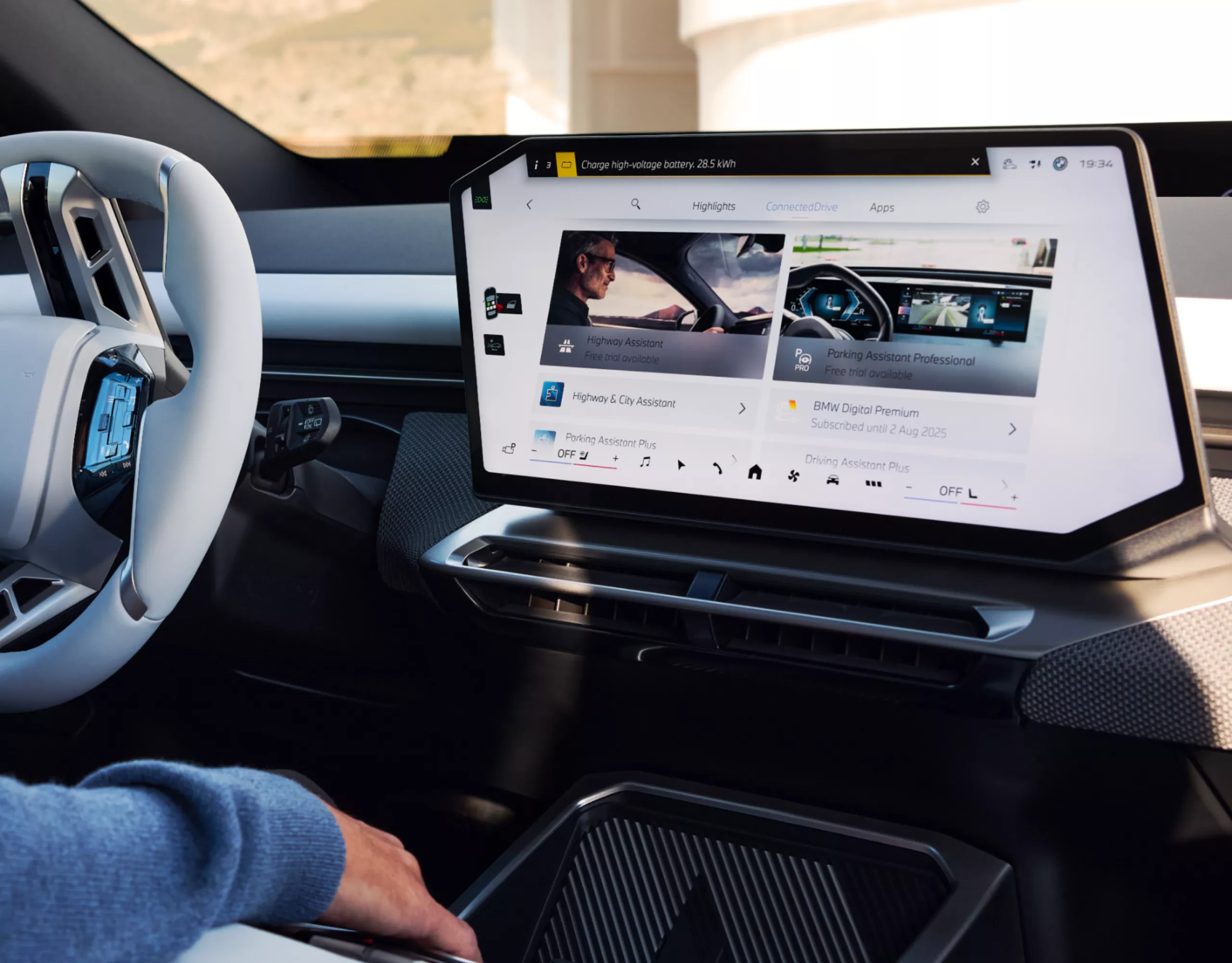 Der BMW ConnectedDrive Store mit verschiedenen Angeboten ist auf dem zentralen Display sichtbar