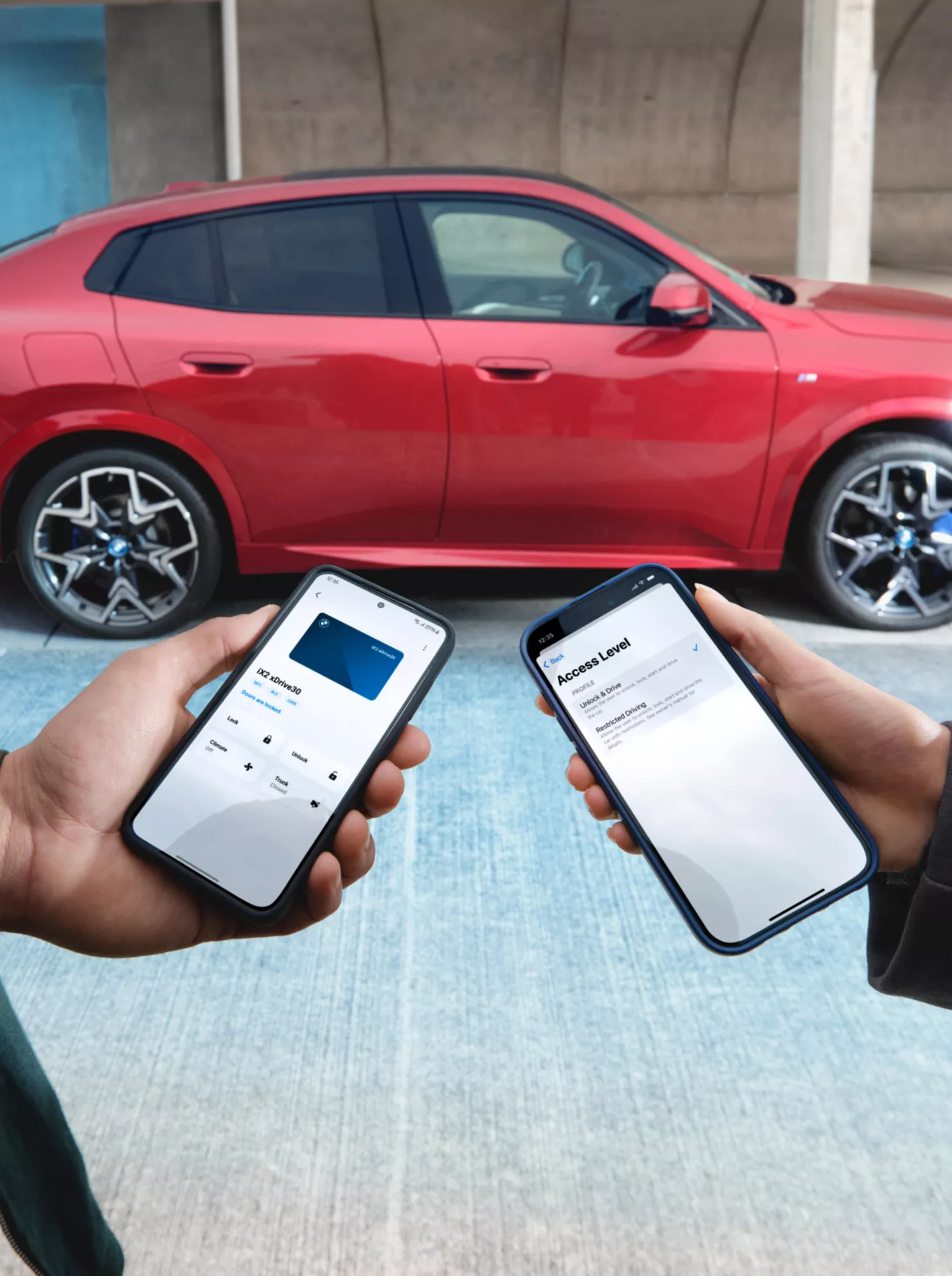 Two persons are accessing their individualised BMW Digital Keys and user rights on their smartphones