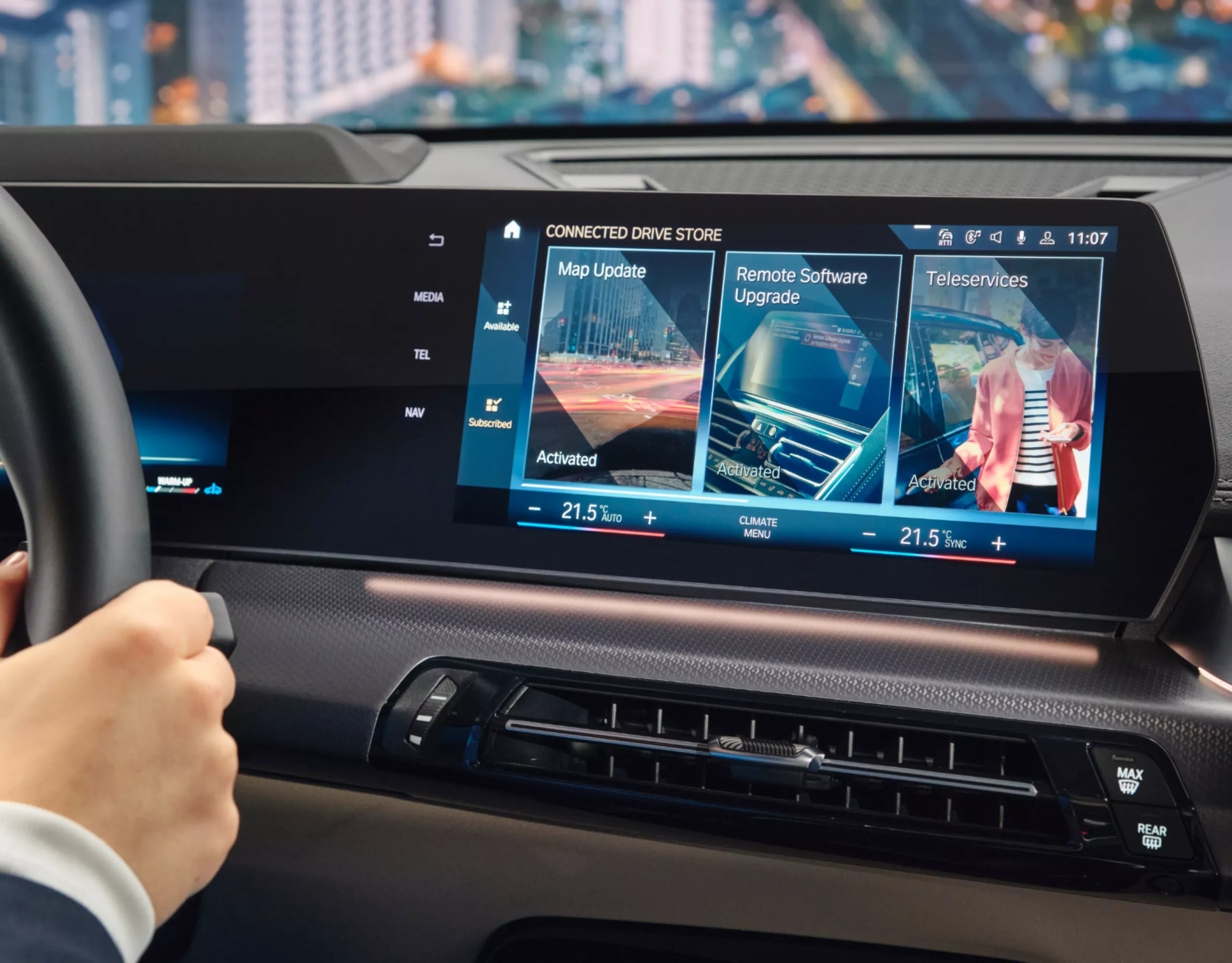 Plusieurs offres du BMW ConnectedDrive Store sont affichées sur l'écran central