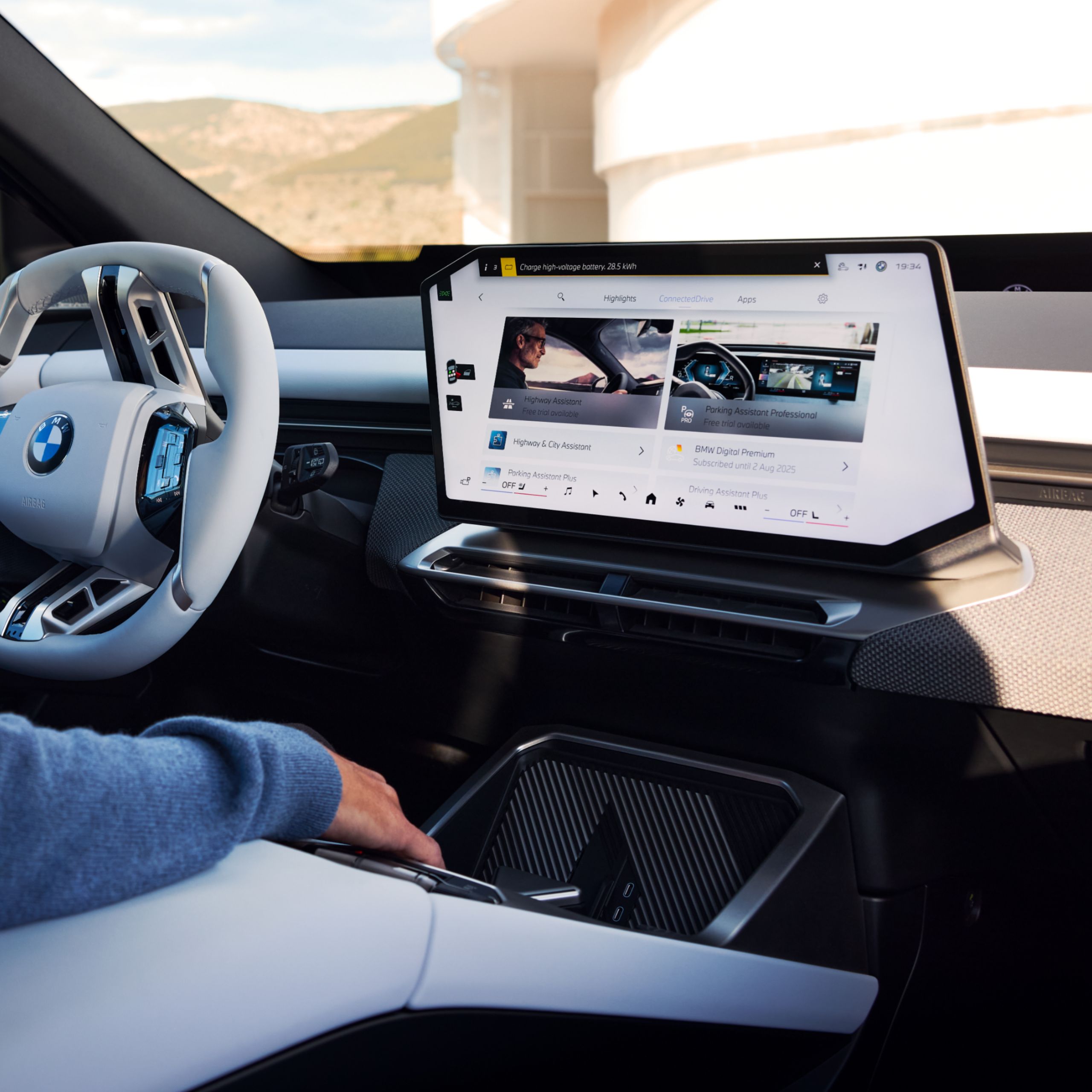The BMW ConnectedDrive Store with different offers is visible on the central display