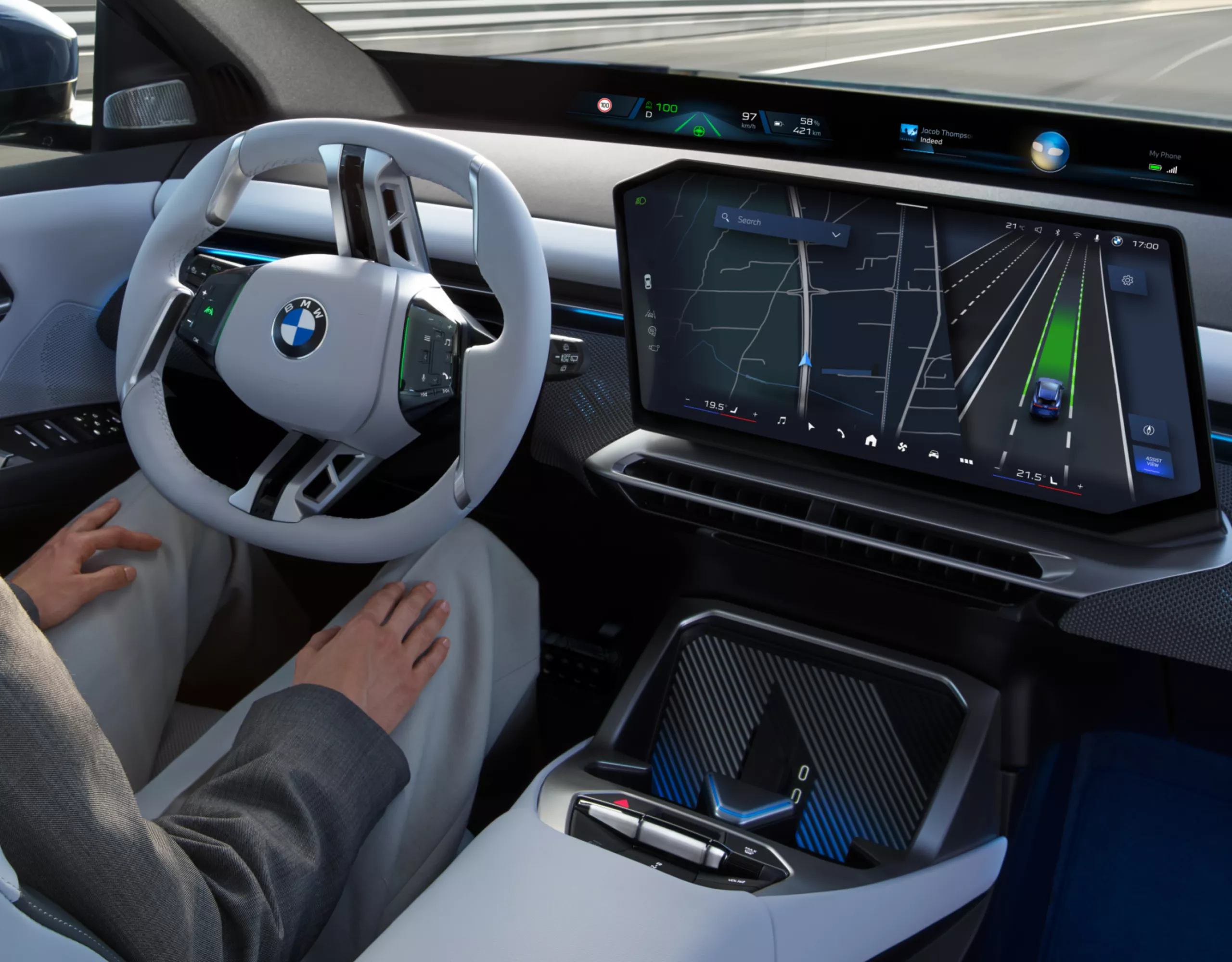 Fahrer hat den Autobahnassistenten aktiviert und kann die Hände vom Lenkrad nehmen