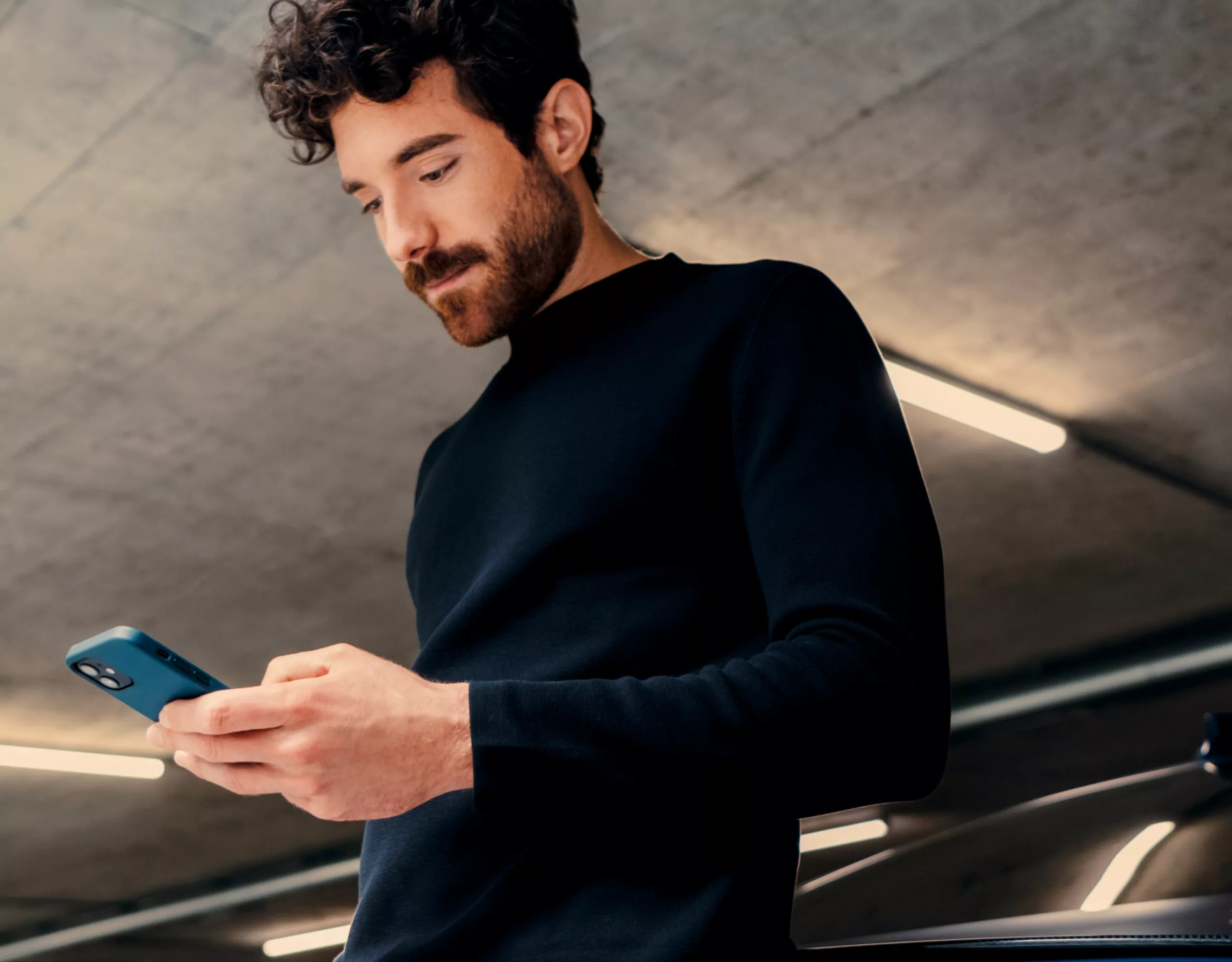 Person schaut auf Smartphone