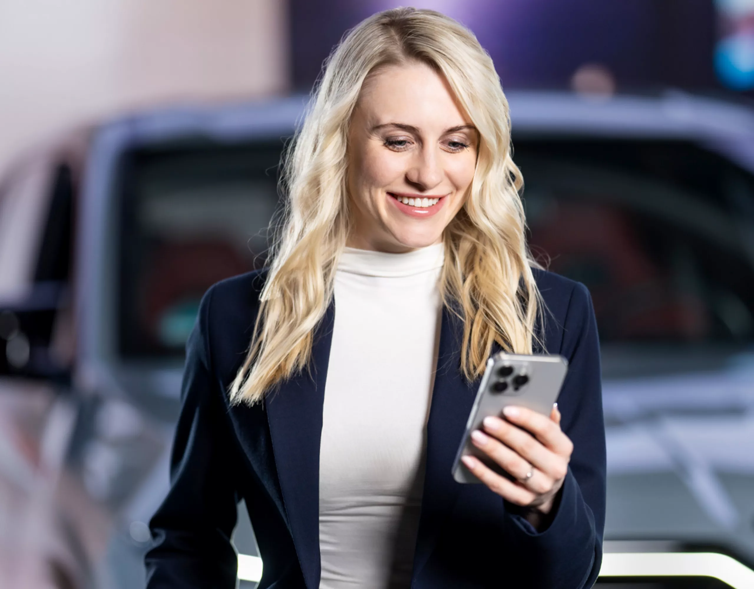 Una persona mirando el smartphone
