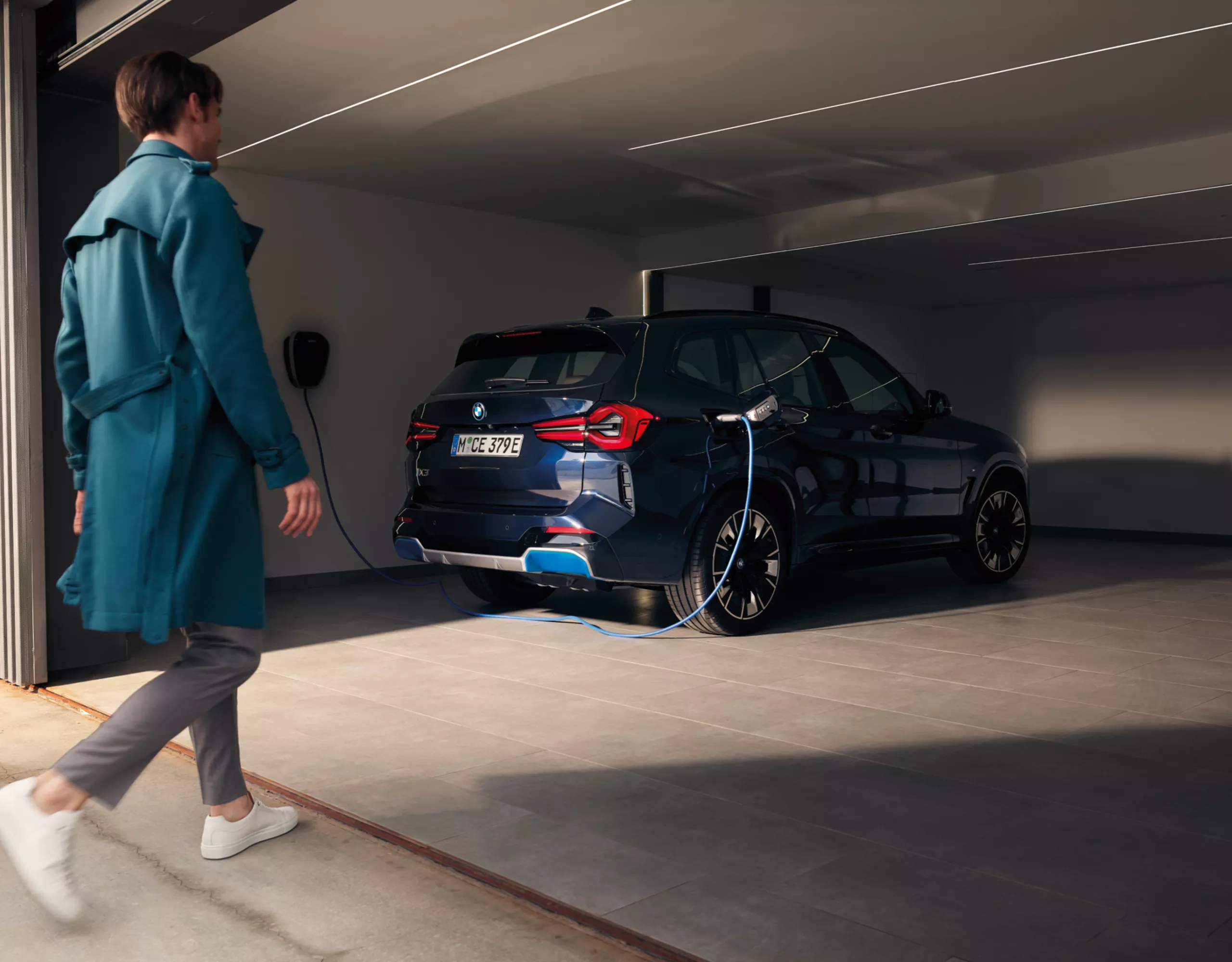 People sitting in a BMW cockpit talking to the Intelligent Personal Assistant that is visualised on the display