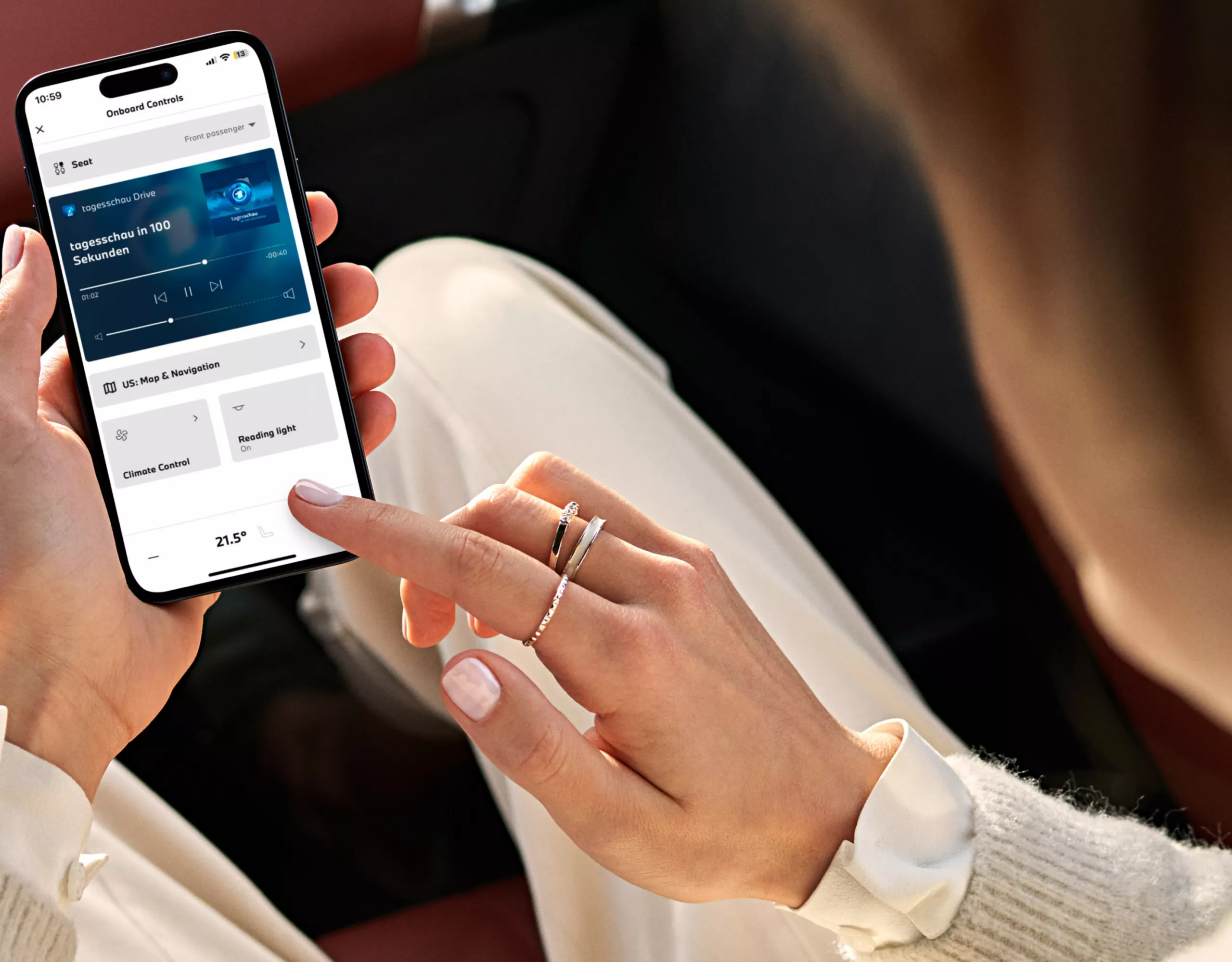 Una pasajera configura los ajustes para el viaje a través de un smartphone