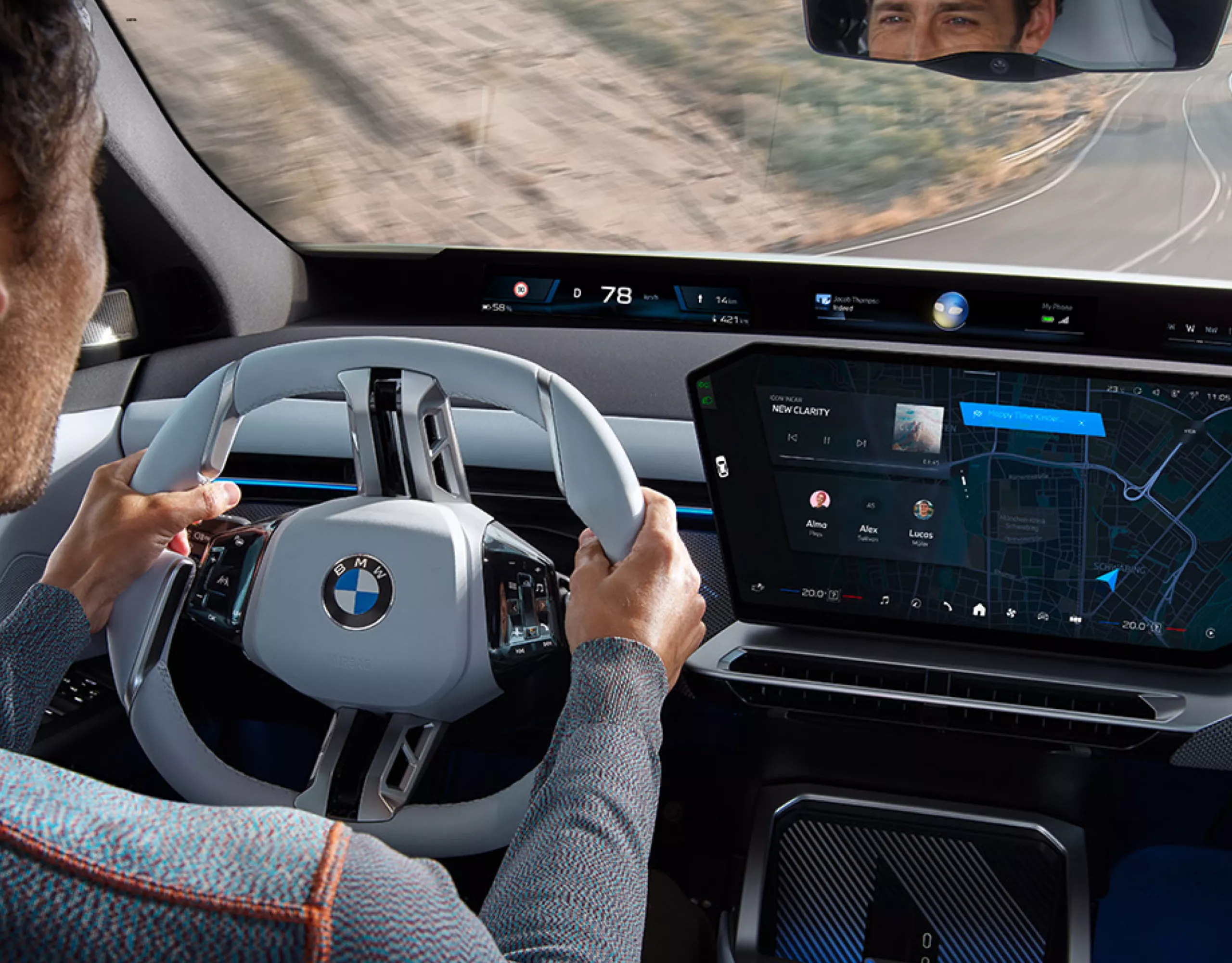 Un conductor en un BMW mira la ruta que aparece en la pantalla central
