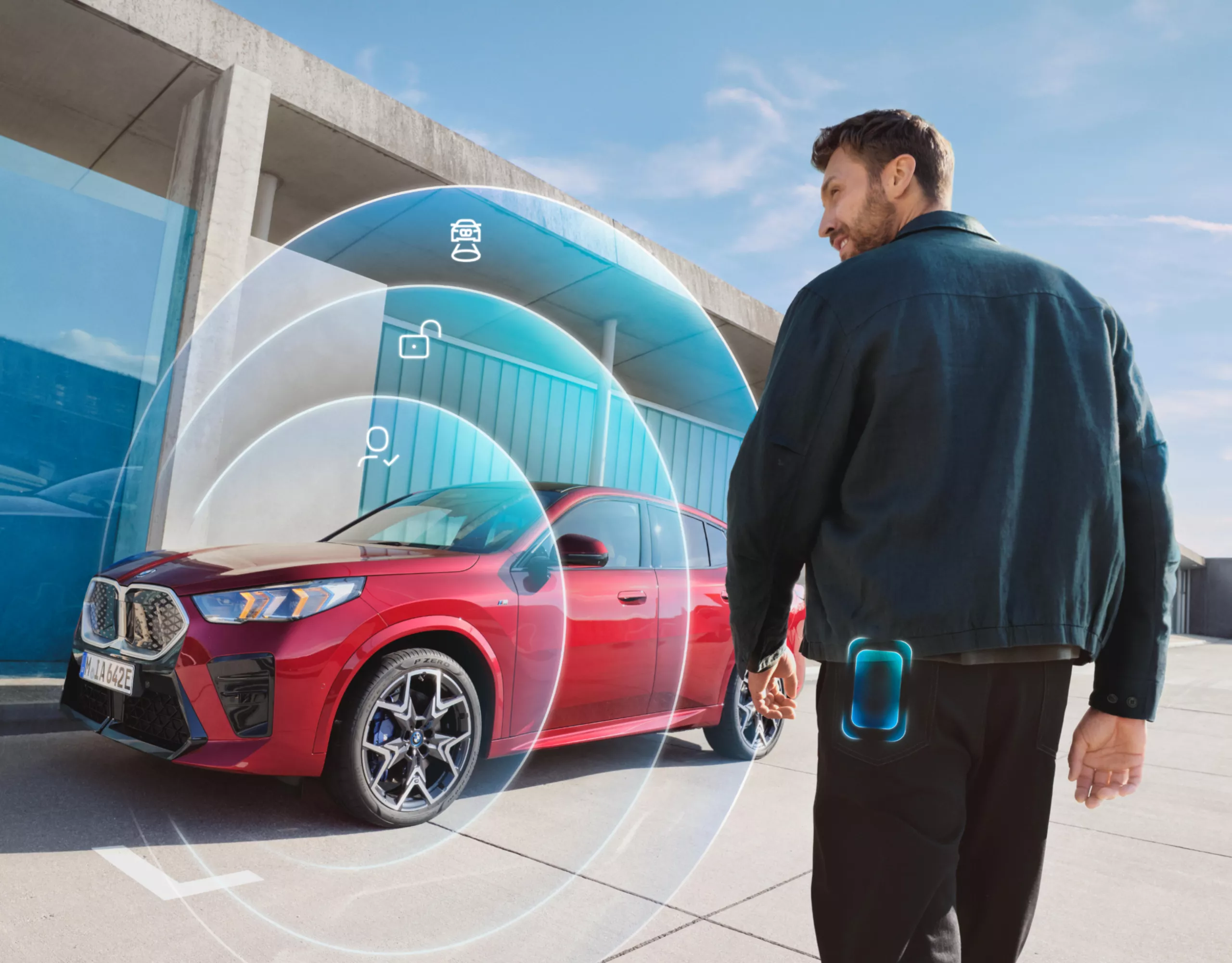 Foto con elementos gráficos: persona con smartphone delante de un BMW