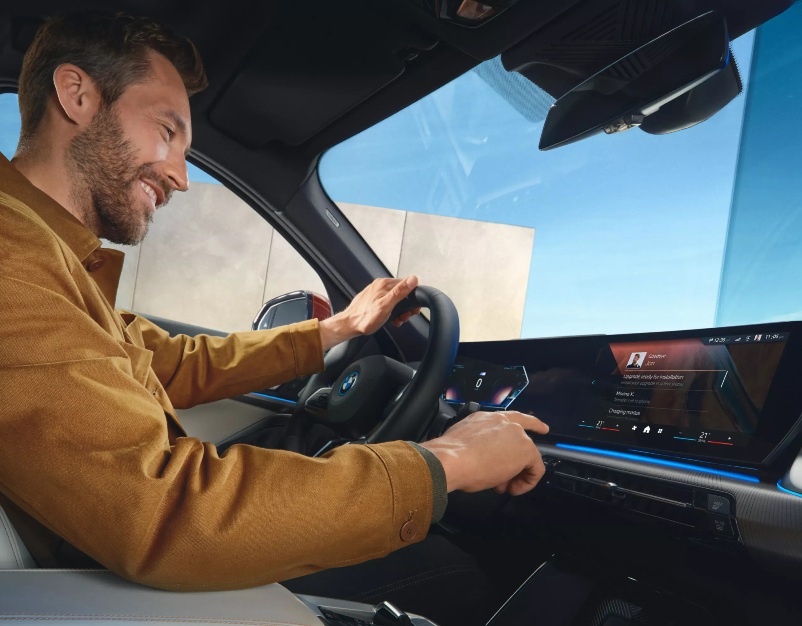 Una persona utilizando el control por voz en el BMW