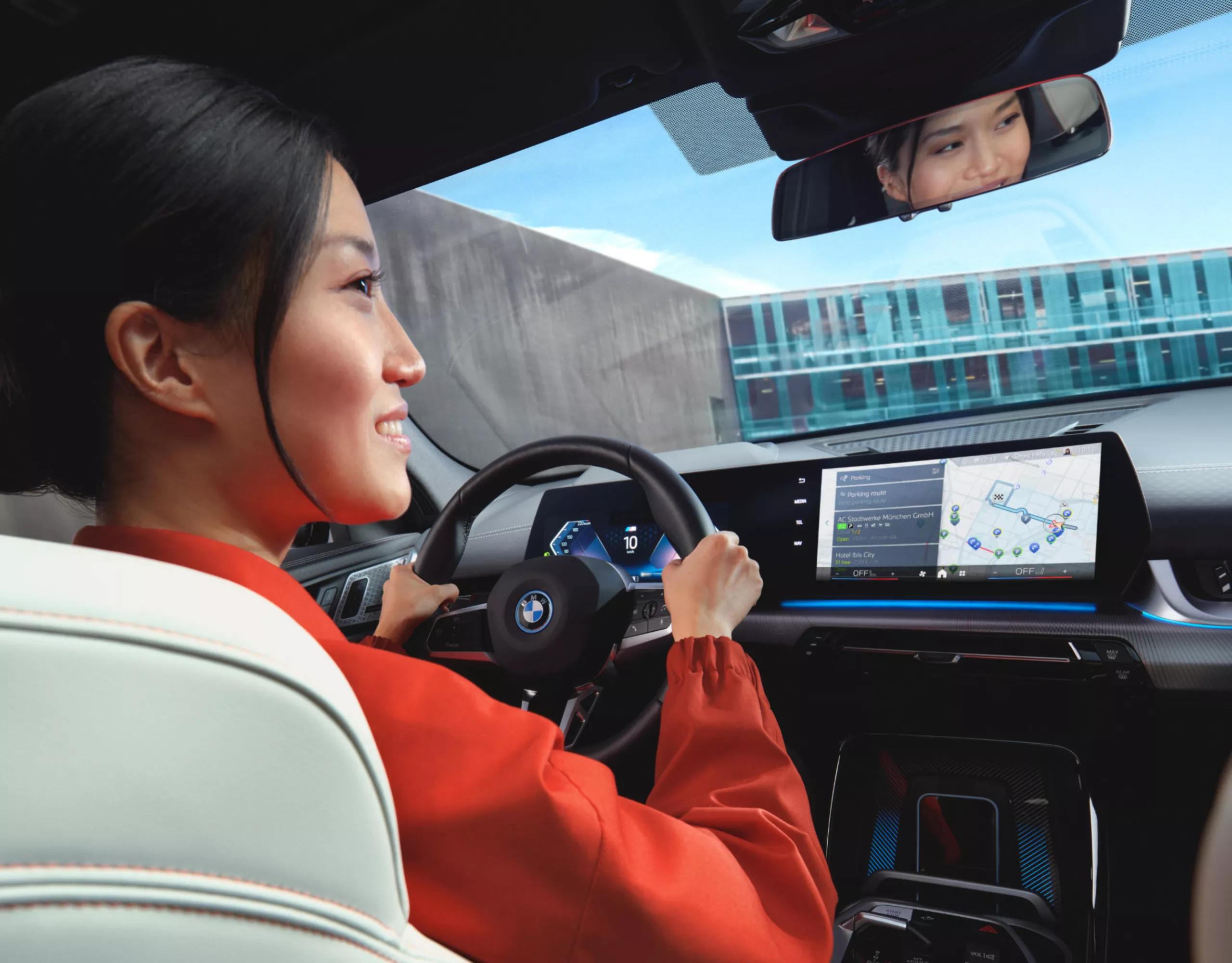 Eine Person navigiert einen BMW