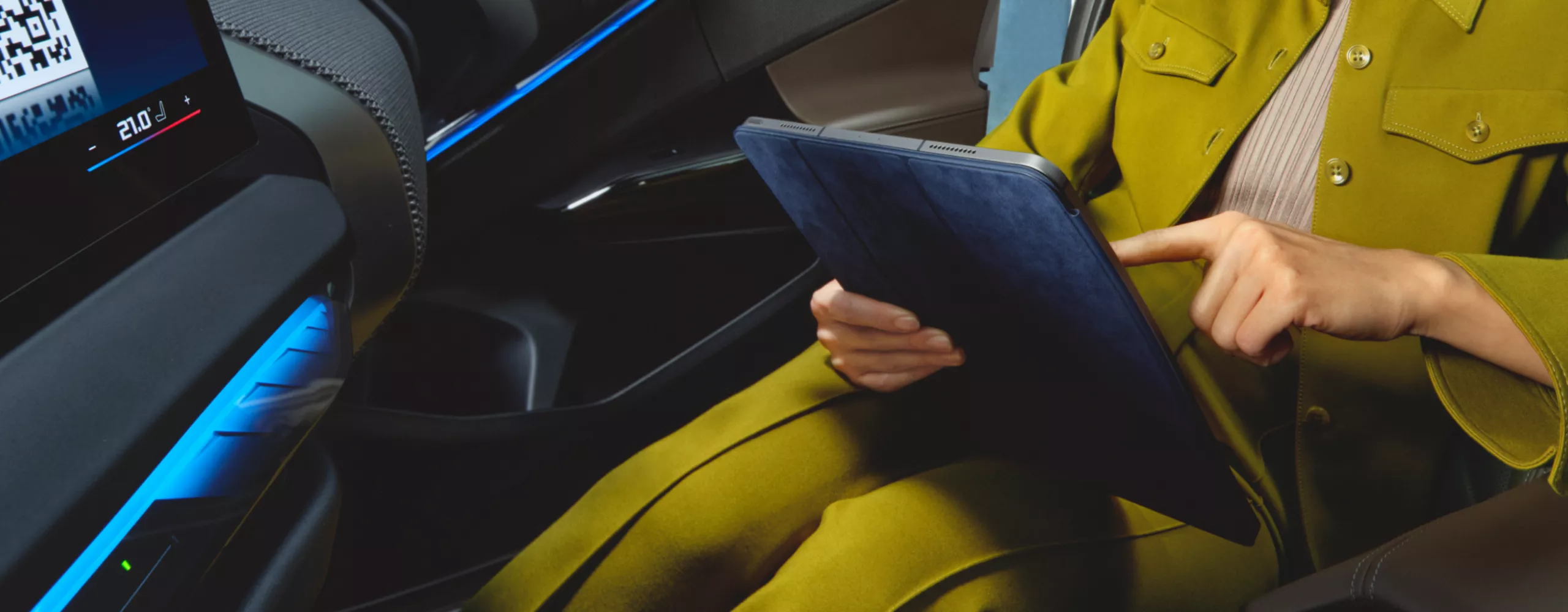 Persona utilizando una tableta en un BMW