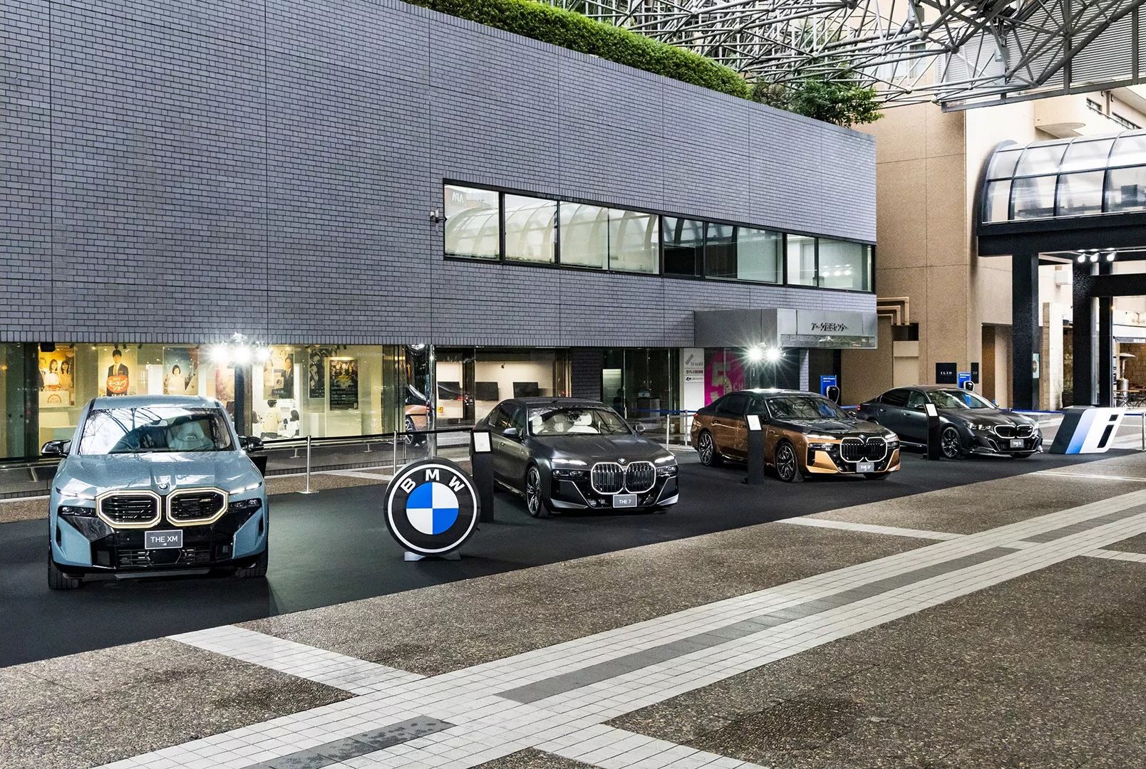 アーク・カラヤン広場に展示されたBMW